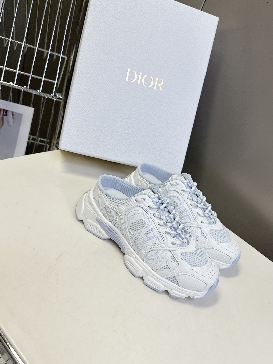  Dior迪奥Chrono系列运动鞋 半拖
  这款Dior chrono运动鞋延续经久不衰的轮廓，采用