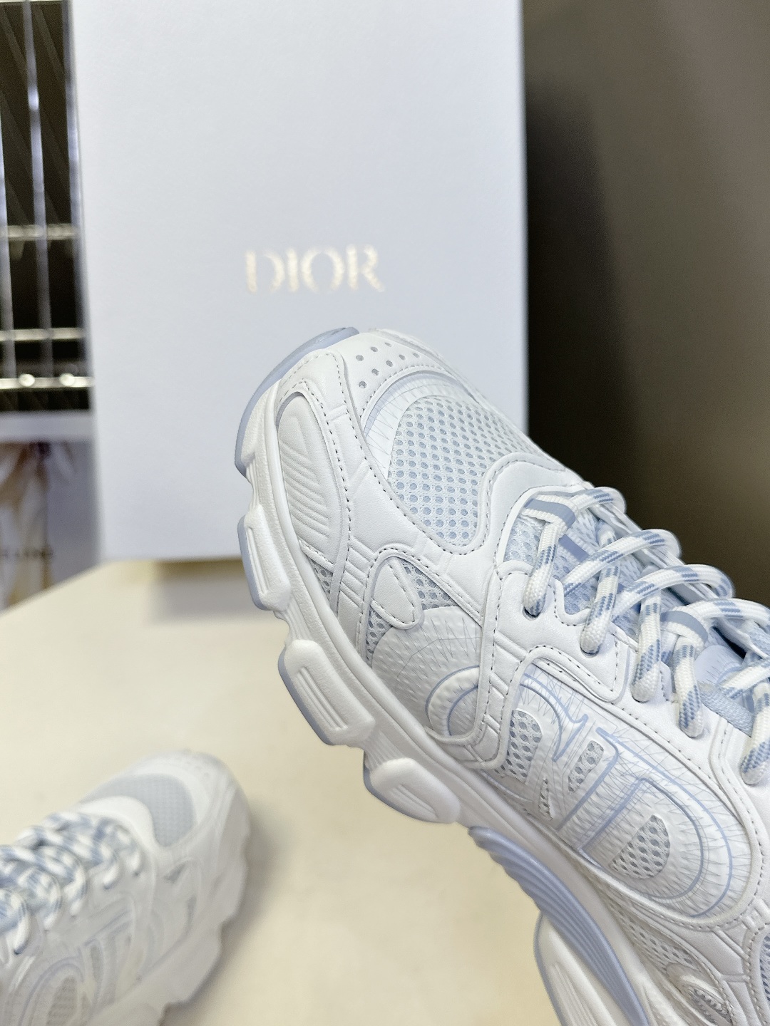  Dior迪奥Chrono系列运动鞋 半拖
  这款Dior chrono运动鞋延续经久不衰的轮廓，采用