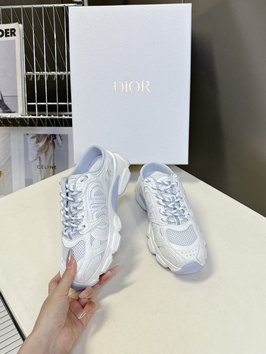  Dior迪奥Chrono系列运动鞋 半拖
  这款Dior chrono运动鞋延续经久不衰的轮廓，采用