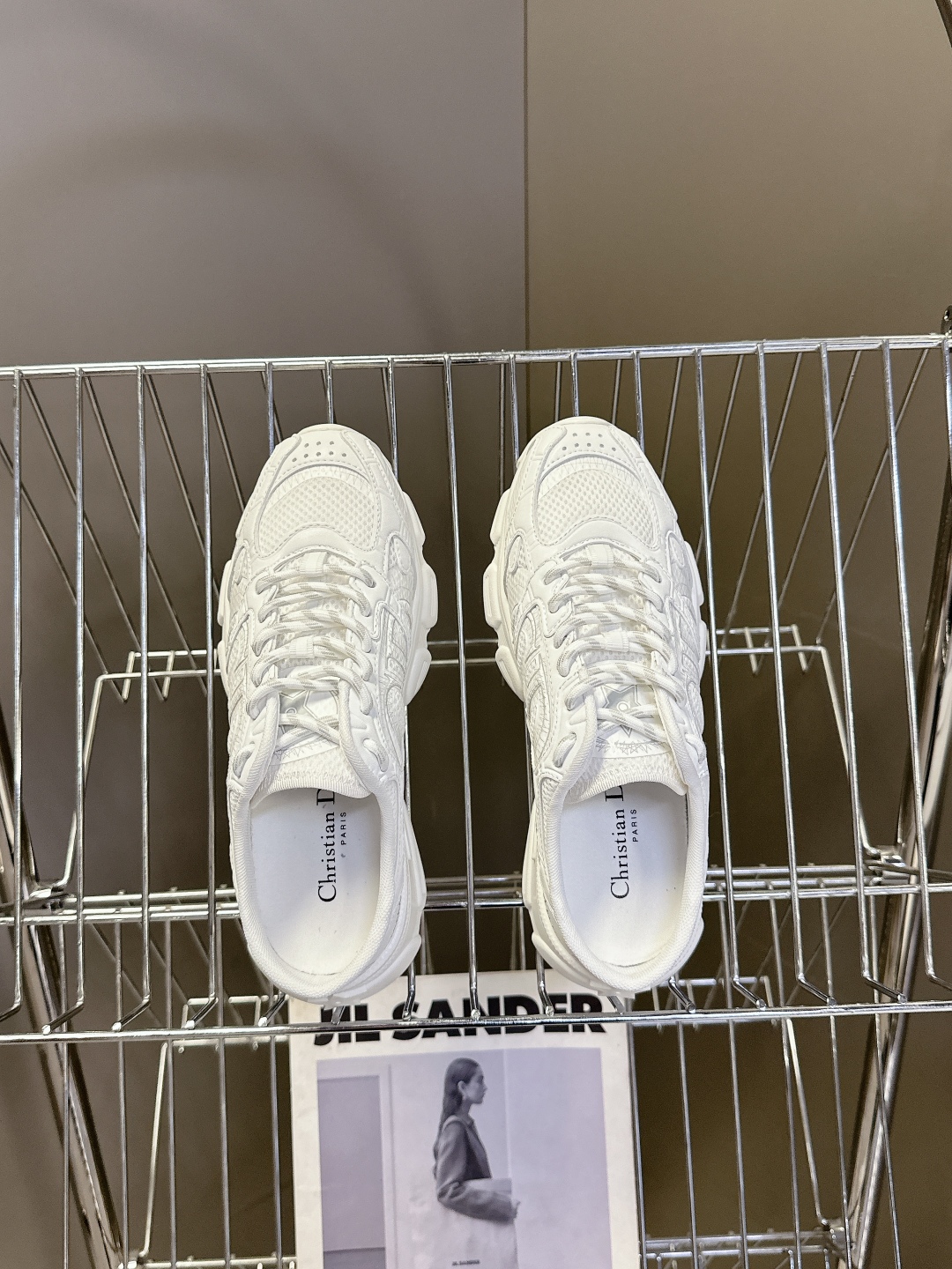 Dior迪奥Chrono系列运动鞋 半拖
  这款Dior chrono运动鞋延续经久不衰的轮廓，采用