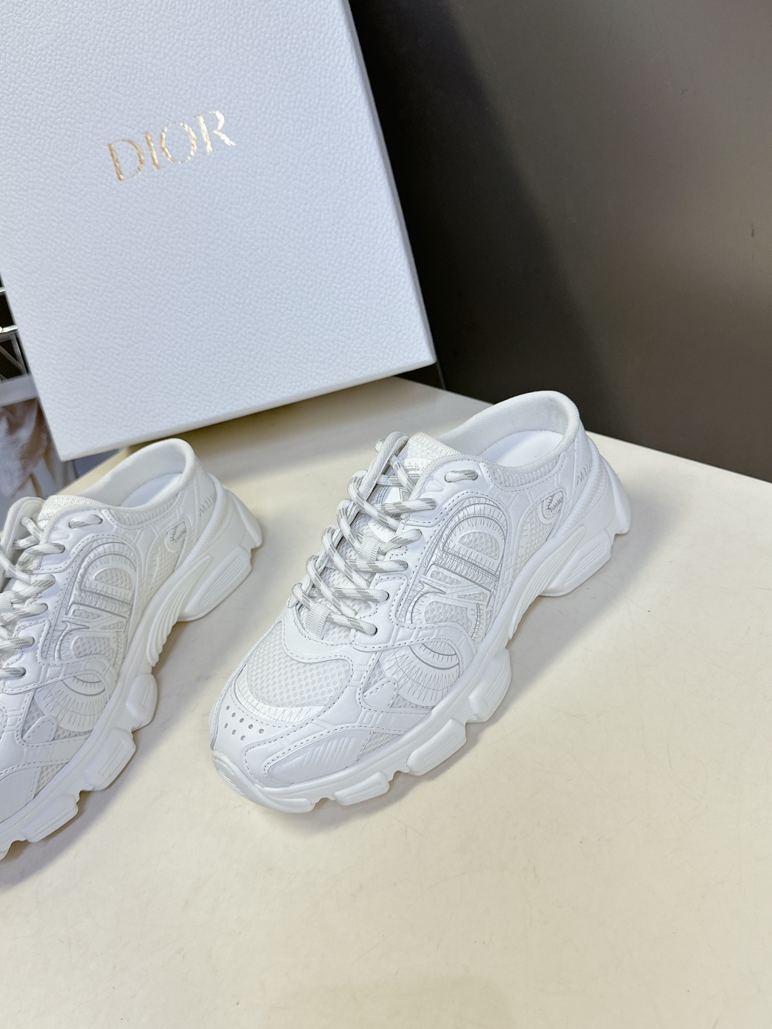  Dior迪奥Chrono系列运动鞋 半拖
  这款Dior chrono运动鞋延续经久不衰的轮廓，采用