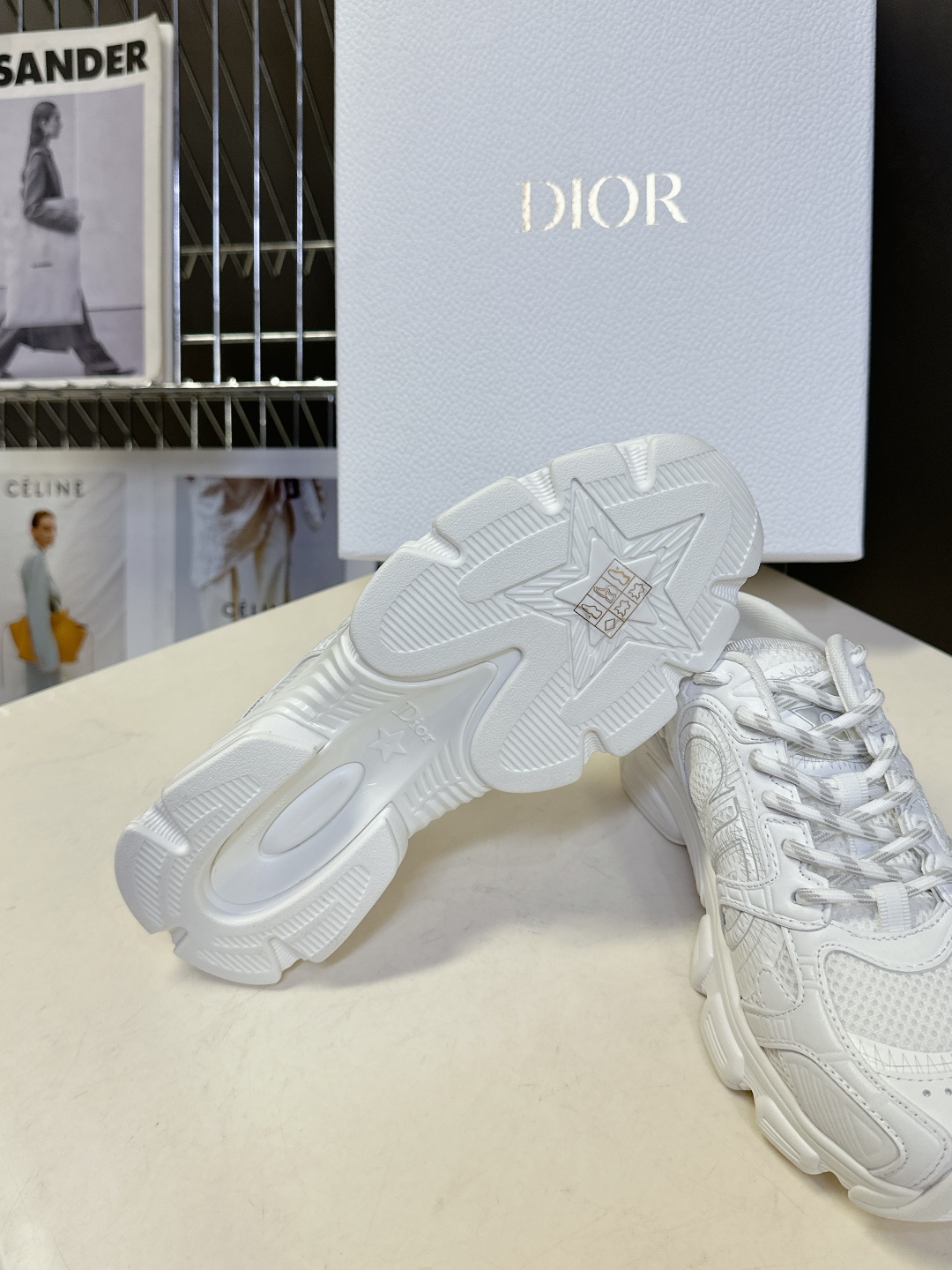  Dior迪奥Chrono系列运动鞋 半拖
  这款Dior chrono运动鞋延续经久不衰的轮廓，采用