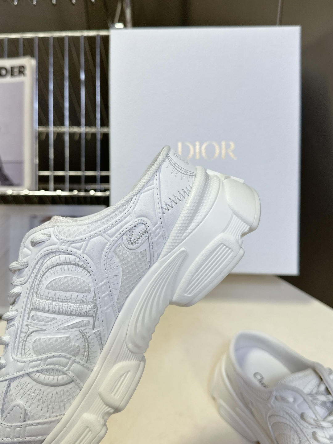  Dior迪奥Chrono系列运动鞋 半拖
  这款Dior chrono运动鞋延续经久不衰的轮廓，采用