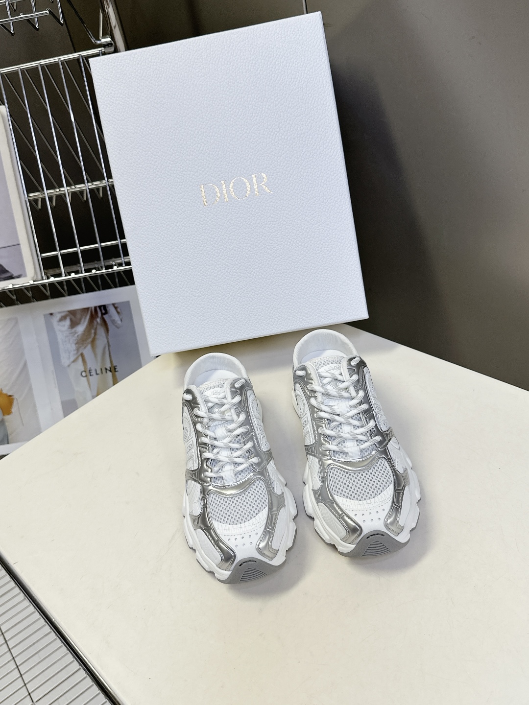  Dior迪奥Chrono系列运动鞋 半拖
  这款Dior chrono运动鞋延续经久不衰的轮廓，采用