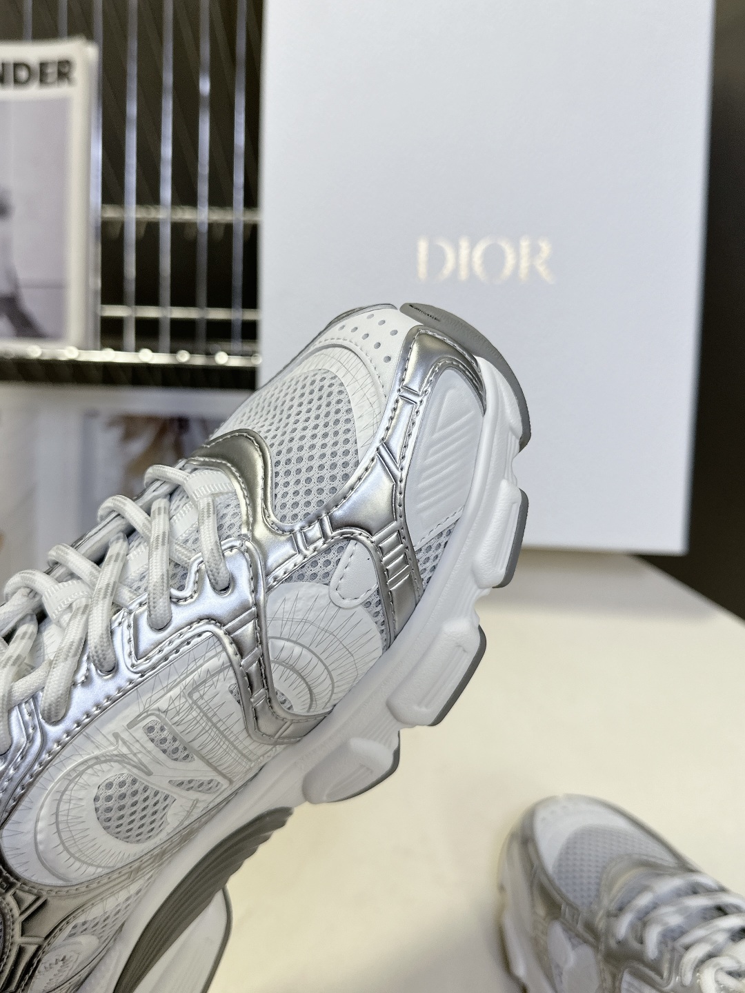  Dior迪奥Chrono系列运动鞋 半拖
  这款Dior chrono运动鞋延续经久不衰的轮廓，采用