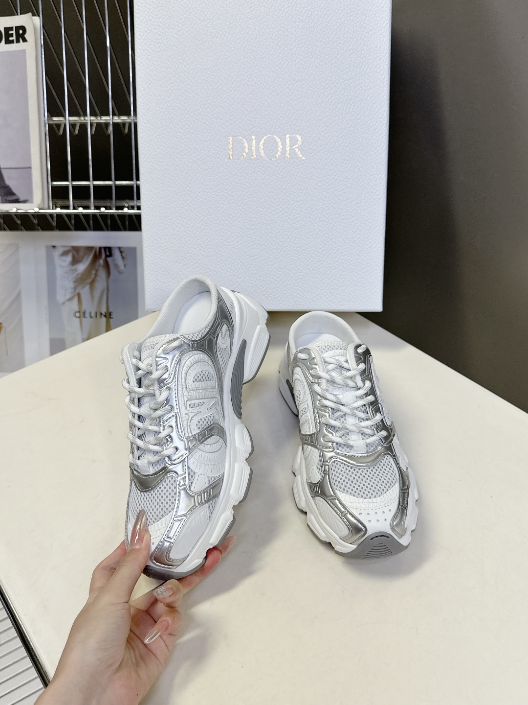  Dior迪奥Chrono系列运动鞋 半拖
  这款Dior chrono运动鞋延续经久不衰的轮廓，采用