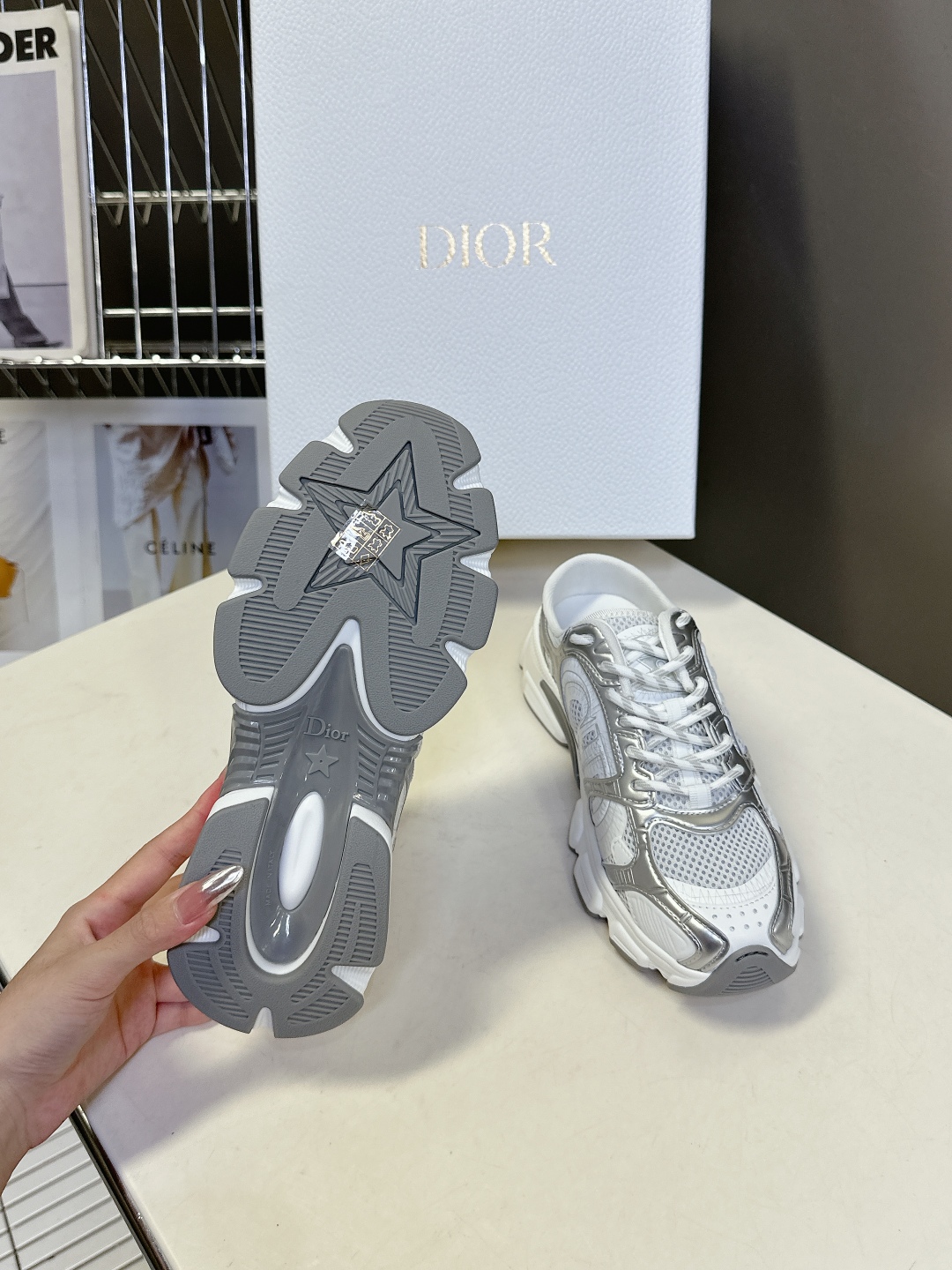  Dior迪奥Chrono系列运动鞋 半拖
  这款Dior chrono运动鞋延续经久不衰的轮廓，采用
