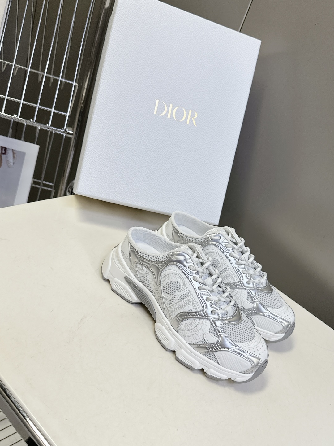  Dior迪奥Chrono系列运动鞋 半拖
  这款Dior chrono运动鞋延续经久不衰的轮廓，采用
