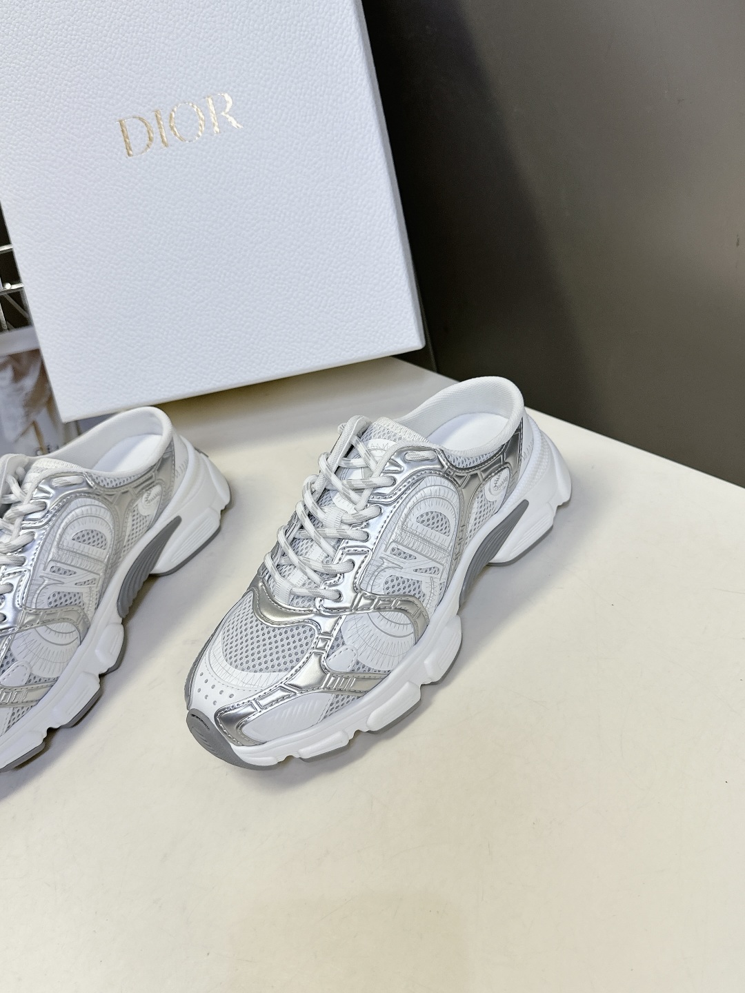  Dior迪奥Chrono系列运动鞋 半拖
  这款Dior chrono运动鞋延续经久不衰的轮廓，采用