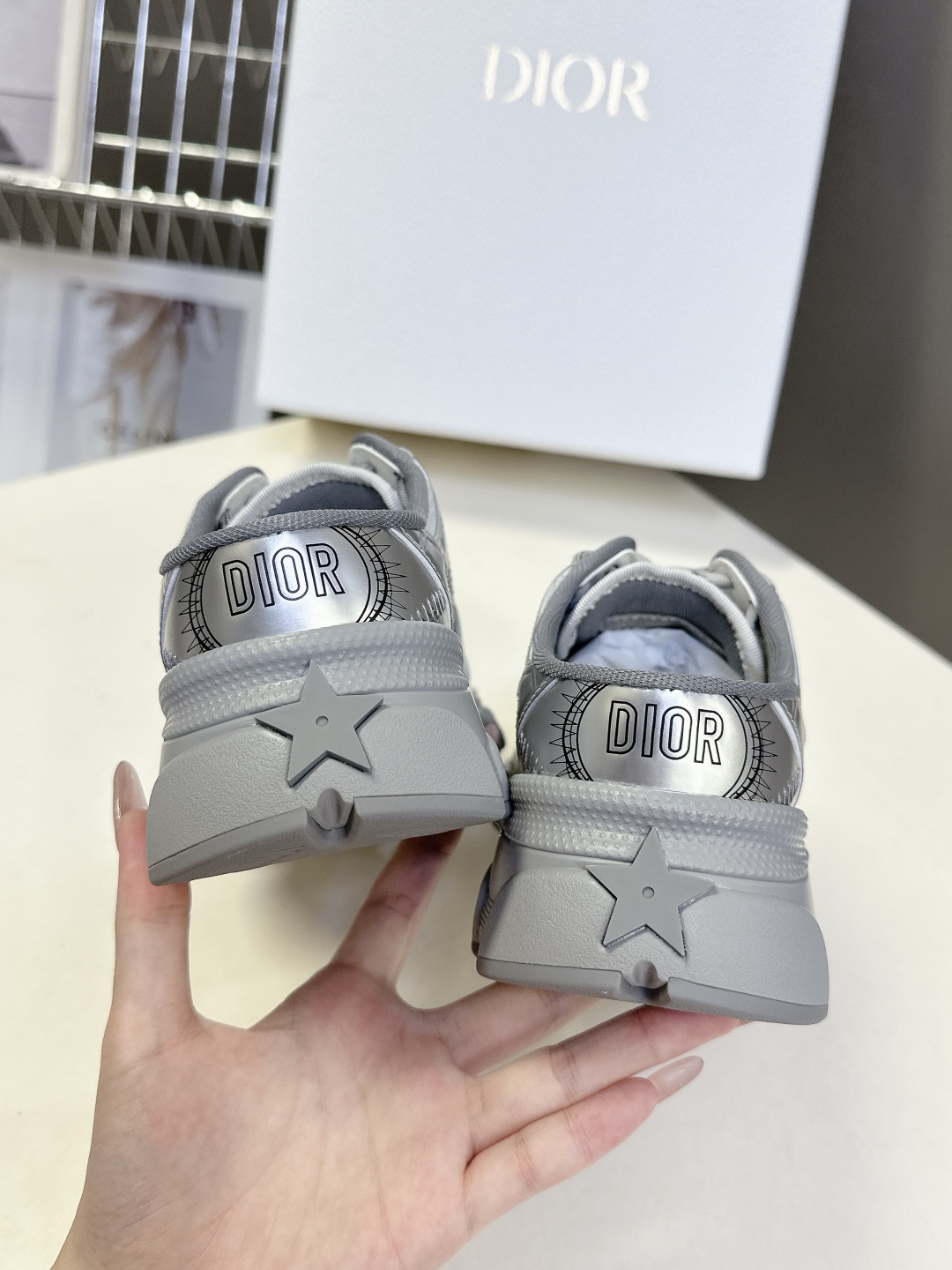  Dior迪奥Chrono系列运动鞋 半拖
  这款Dior chrono运动鞋延续经久不衰的轮廓，采用