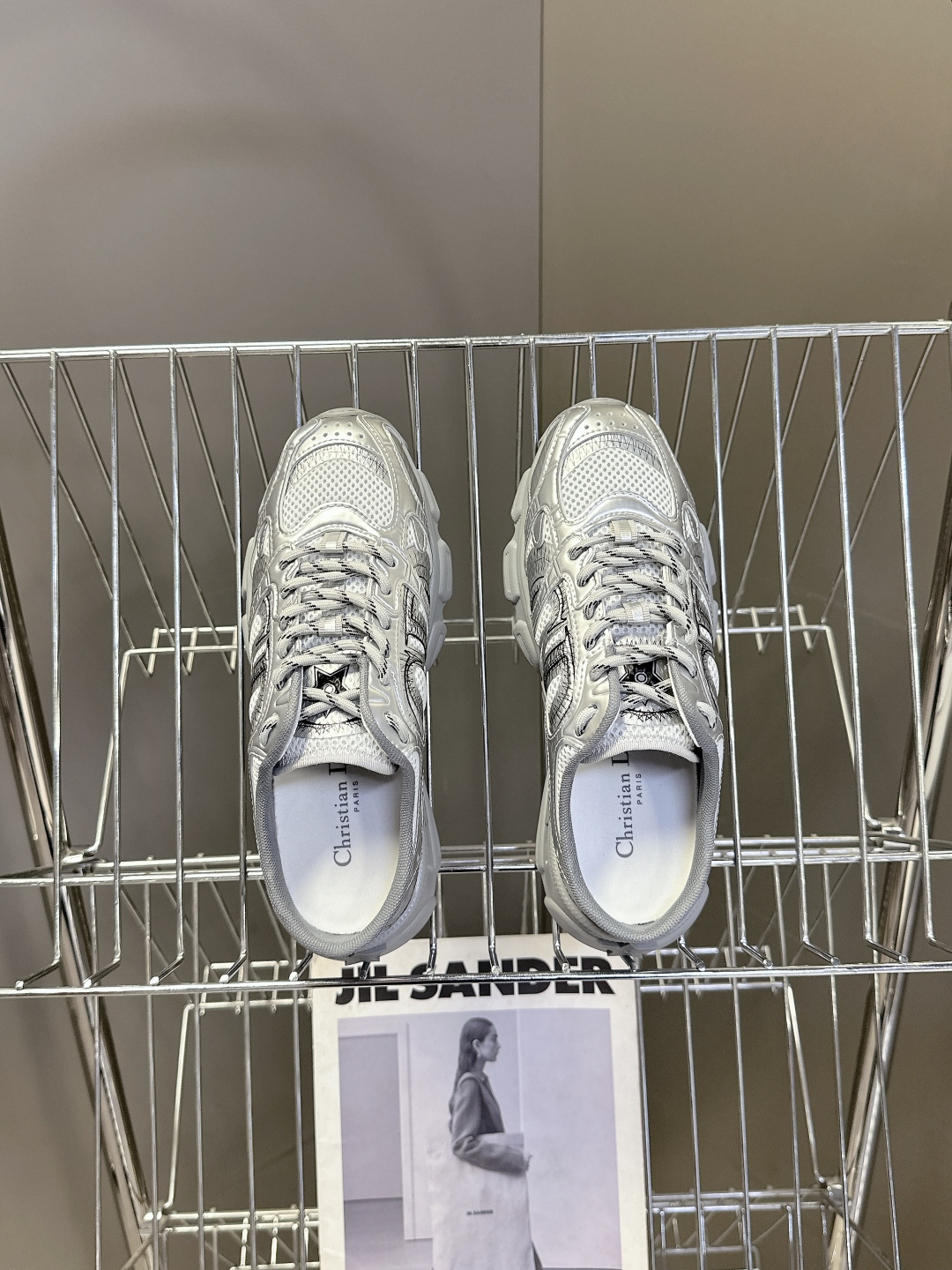  Dior迪奥Chrono系列运动鞋 半拖
  这款Dior chrono运动鞋延续经久不衰的轮廓，采用