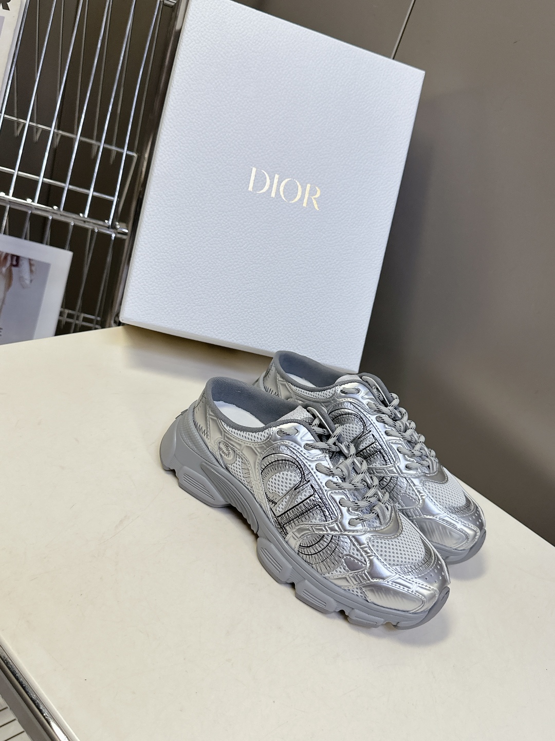  Dior迪奥Chrono系列运动鞋 半拖
  这款Dior chrono运动鞋延续经久不衰的轮廓，采用