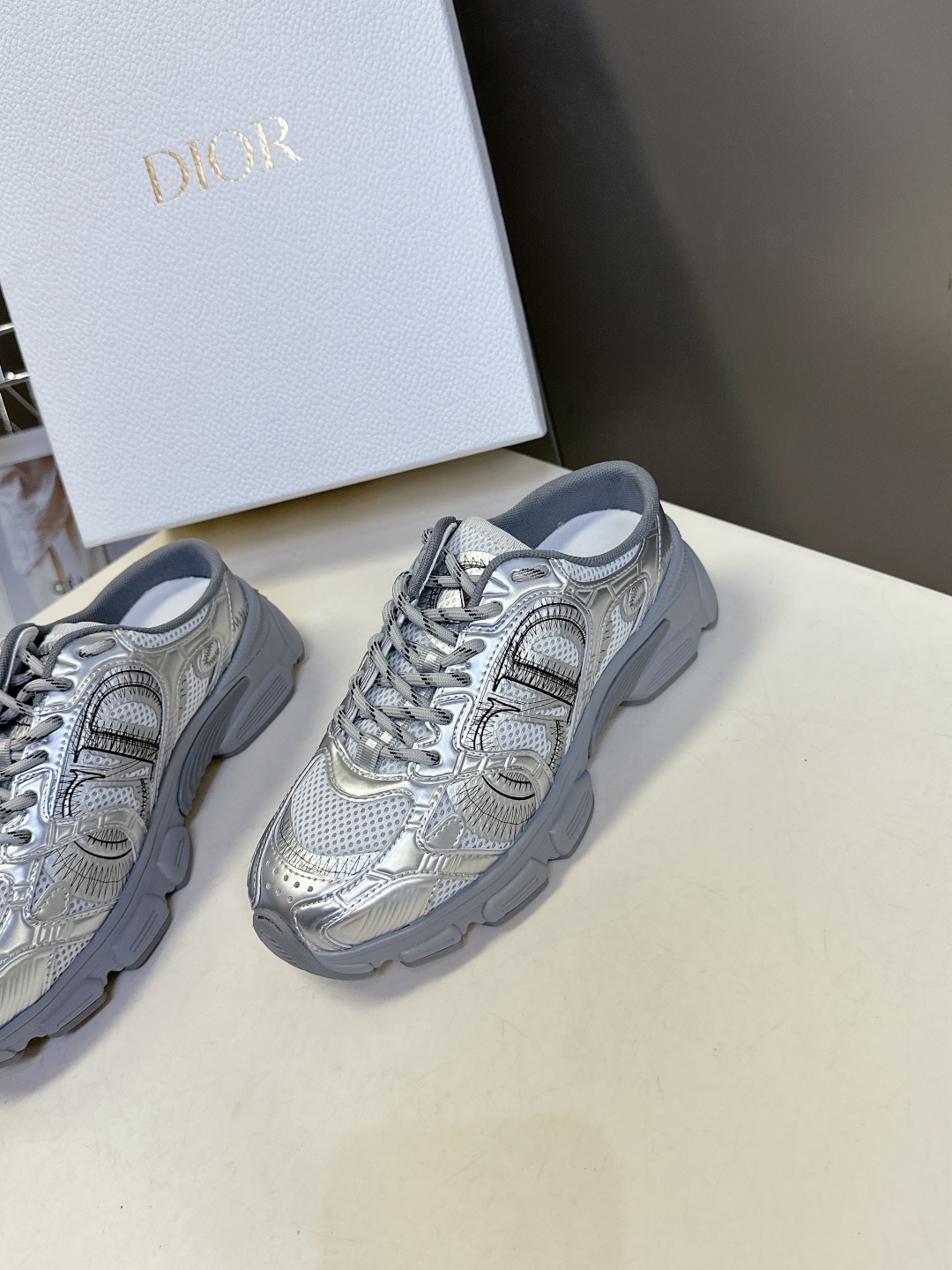  Dior迪奥Chrono系列运动鞋 半拖
  这款Dior chrono运动鞋延续经久不衰的轮廓，采用
