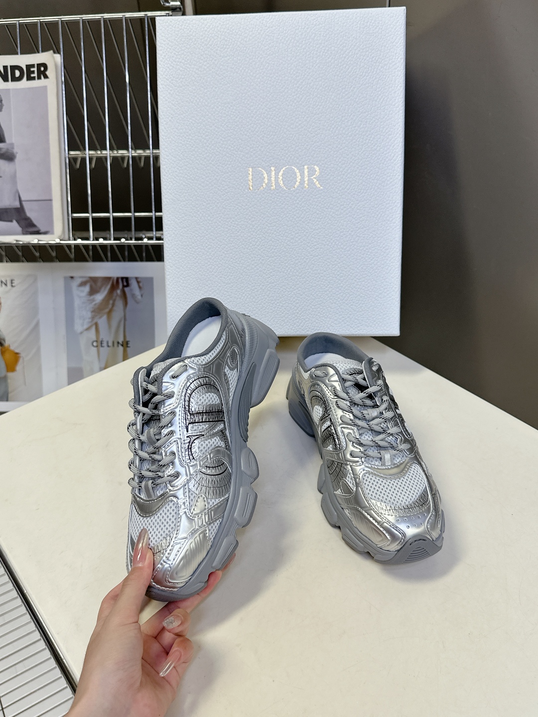  Dior迪奥Chrono系列运动鞋 半拖
  这款Dior chrono运动鞋延续经久不衰的轮廓，采用