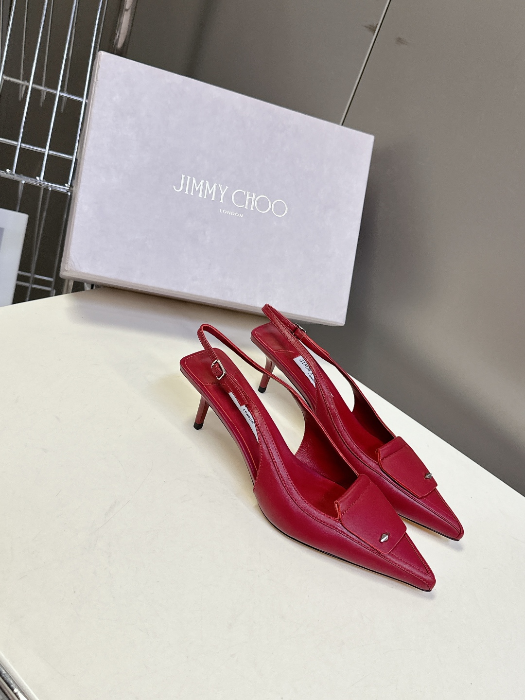  jimmy choo吉米周春夏最新款时装鞋 
     超多明星时尚博主种草 每个女孩鞋柜都必须有一双