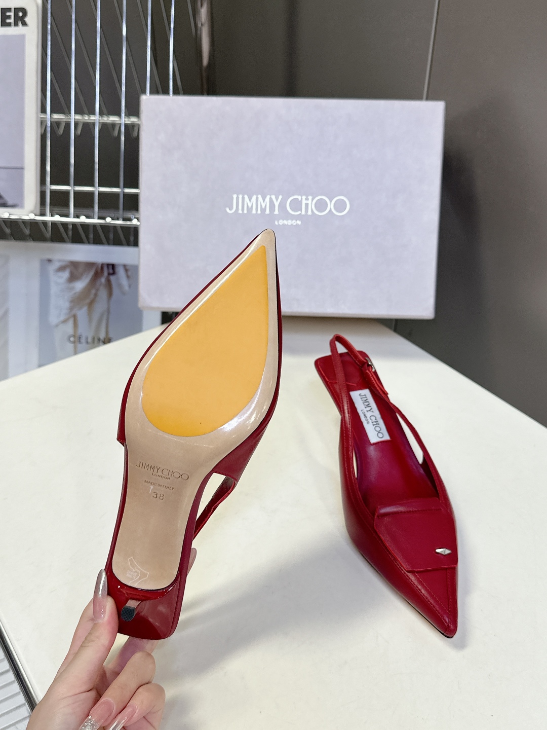  jimmy choo吉米周春夏最新款时装鞋 
     超多明星时尚博主种草 每个女孩鞋柜都必须有一双