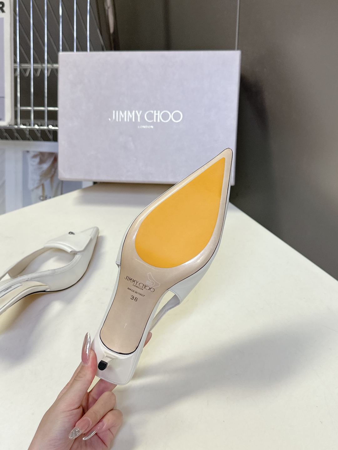 jimmy choo吉米周春夏最新款时装鞋 
     超多明星时尚博主种草 每个女孩鞋柜都必须有一双