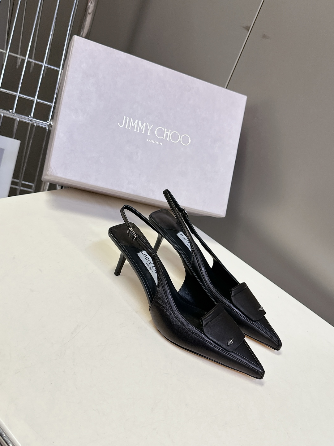  jimmy choo吉米周春夏最新款时装鞋 
     超多明星时尚博主种草 每个女孩鞋柜都必须有一双
