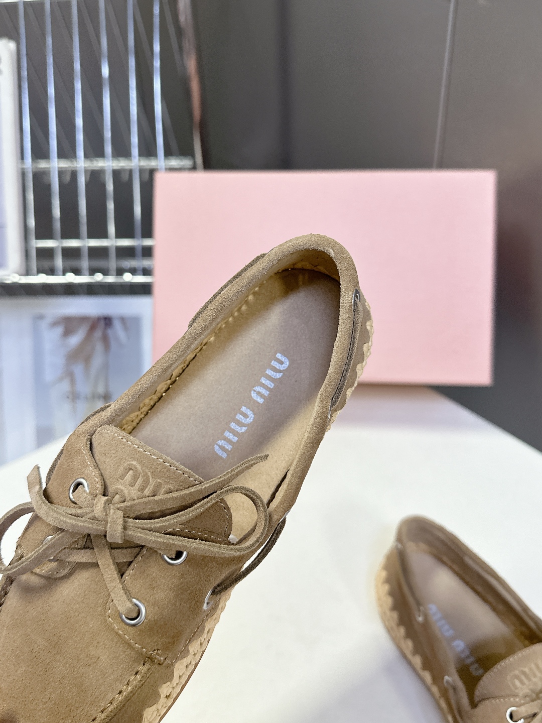 
 Miu Miu 缪缪米兰走秀款春夏豆豆鞋
  超多明星网红种草 简约的设计就是随性而为的时髦态度与皮
