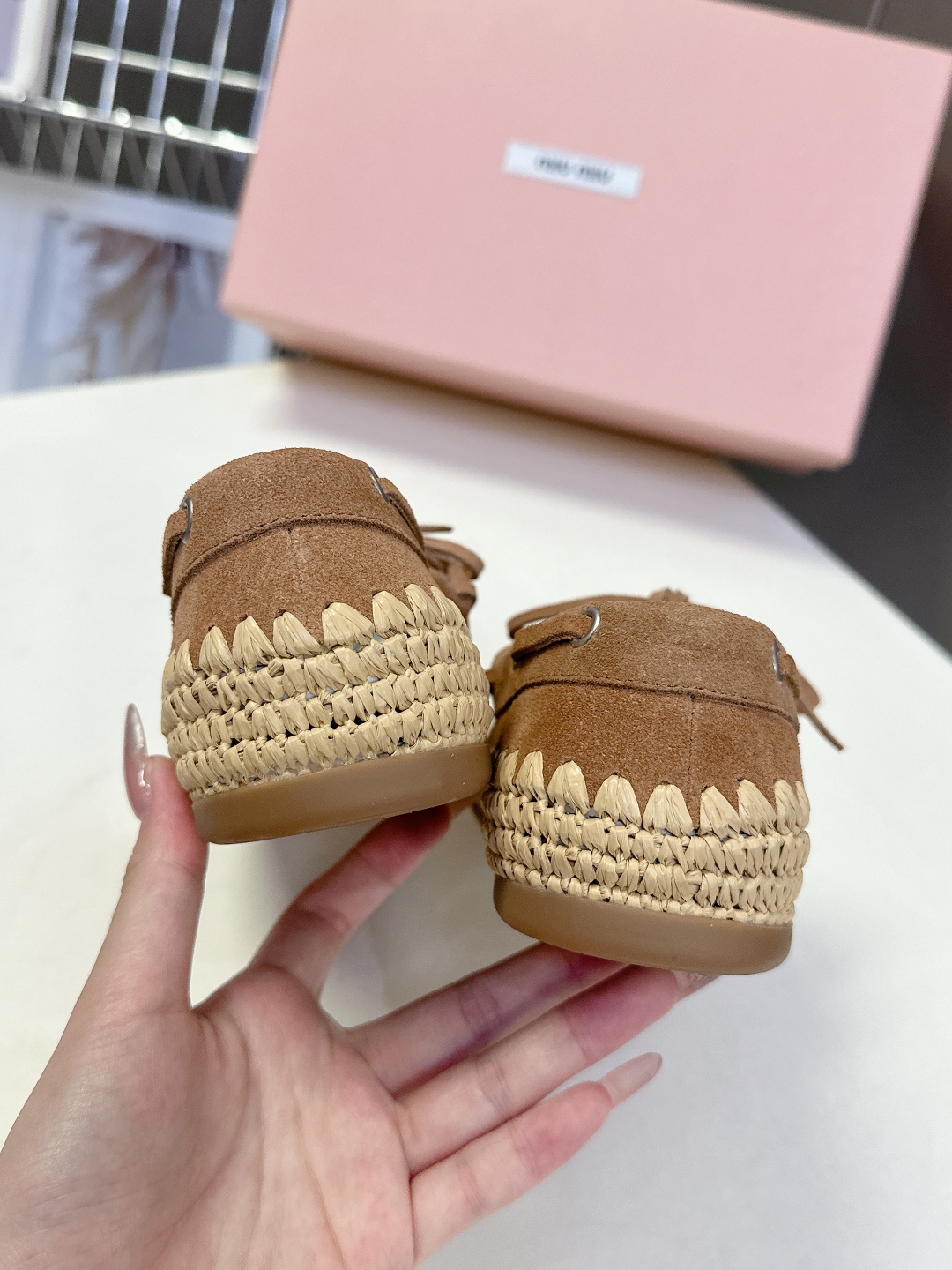  Miu Miu 缪缪米兰走秀款春夏豆豆鞋
  超多明星网红种草 简约的设计就是随性而为的时髦态度与皮革