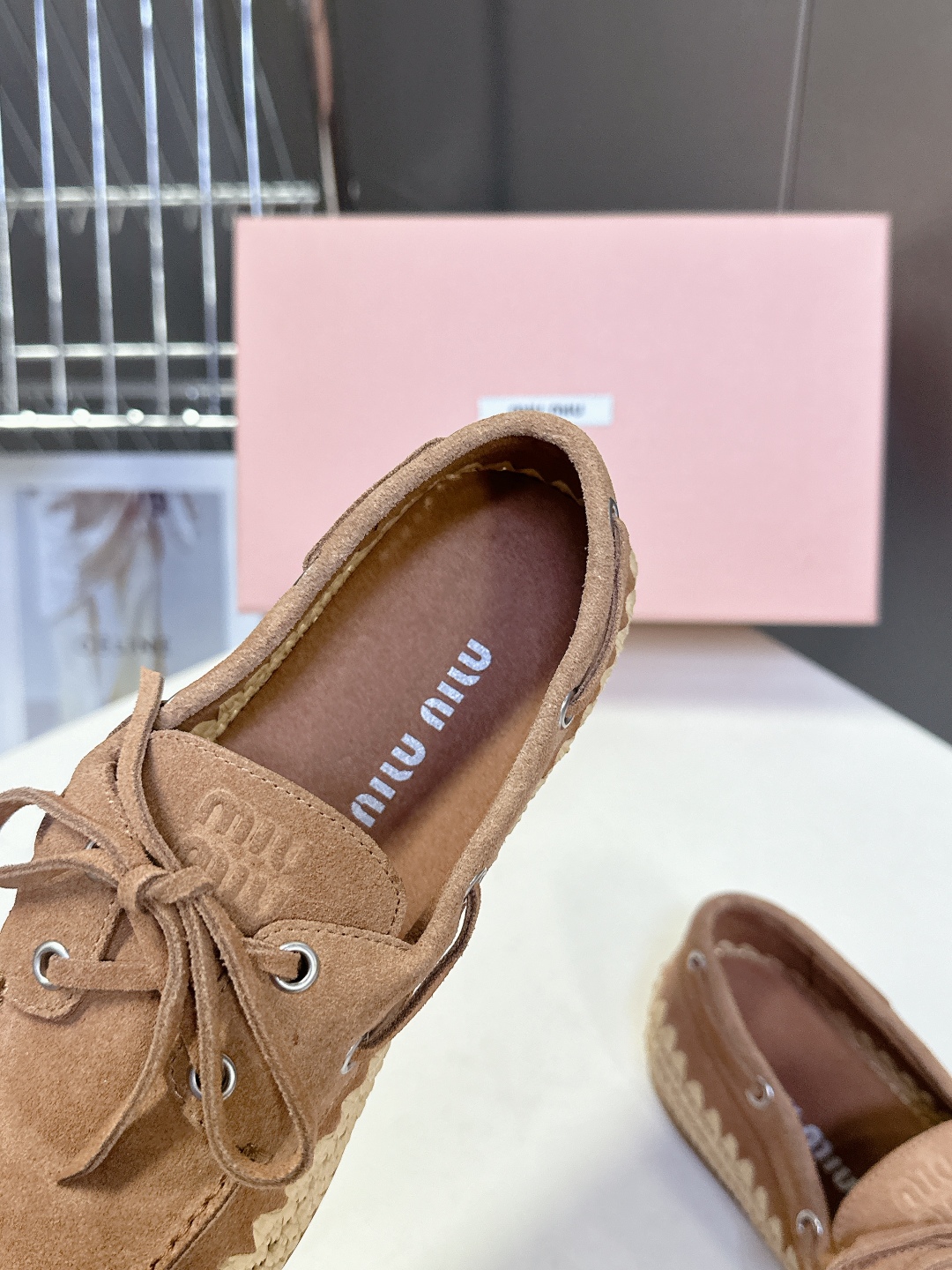  Miu Miu 缪缪米兰走秀款春夏豆豆鞋
  超多明星网红种草 简约的设计就是随性而为的时髦态度与皮革