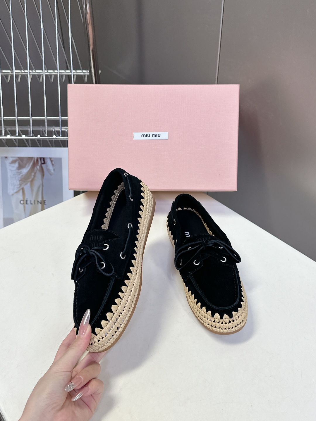  Miu Miu 缪缪米兰走秀款春夏豆豆鞋
  超多明星网红种草 简约的设计就是随性而为的时髦态度与皮革