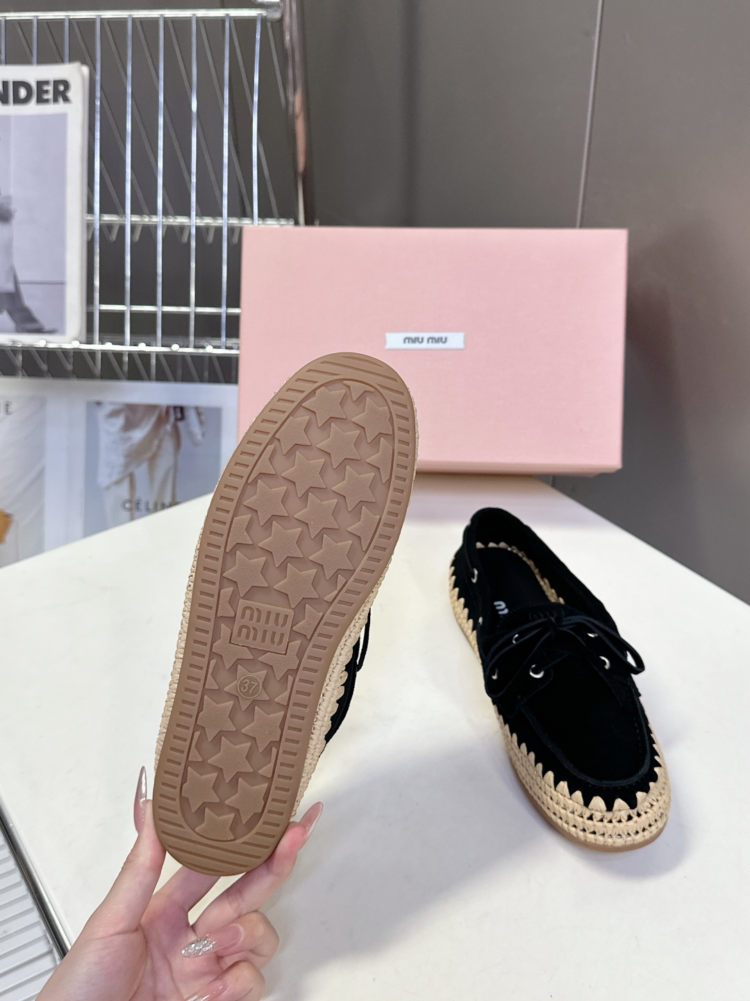  Miu Miu 缪缪米兰走秀款春夏豆豆鞋
  超多明星网红种草 简约的设计就是随性而为的时髦态度与皮革
