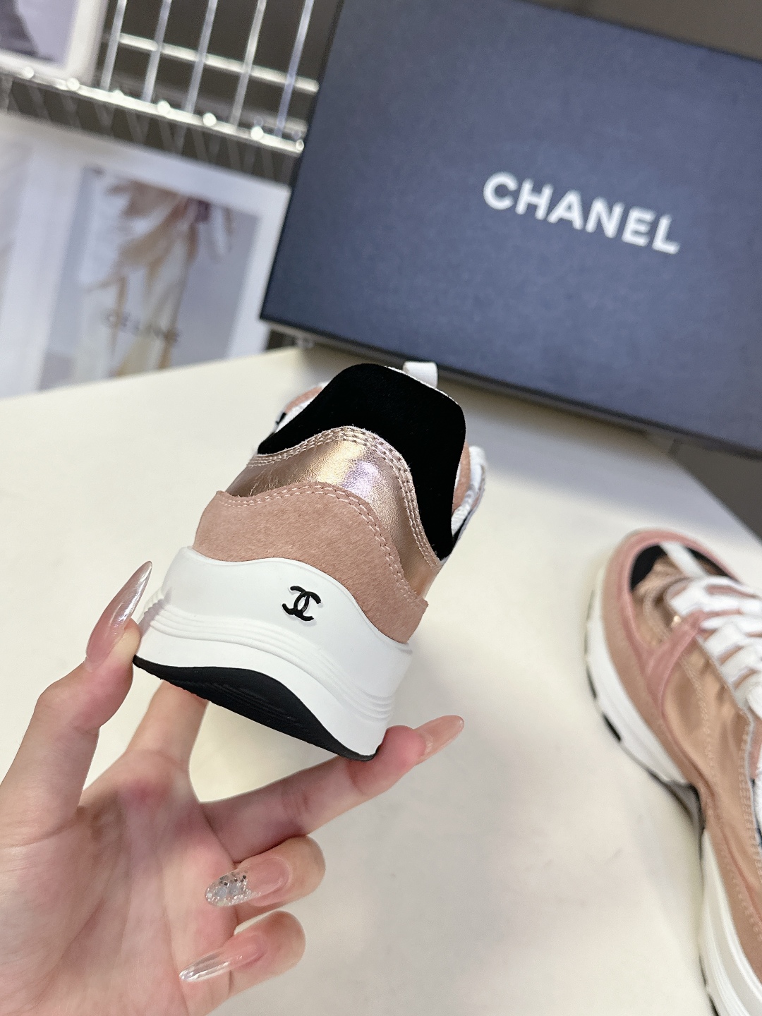  CHANEL香奈儿25A最新款休闲 运动鞋
    超多明星时尚博主种草 超级推荐这一季的运动鞋真的绝