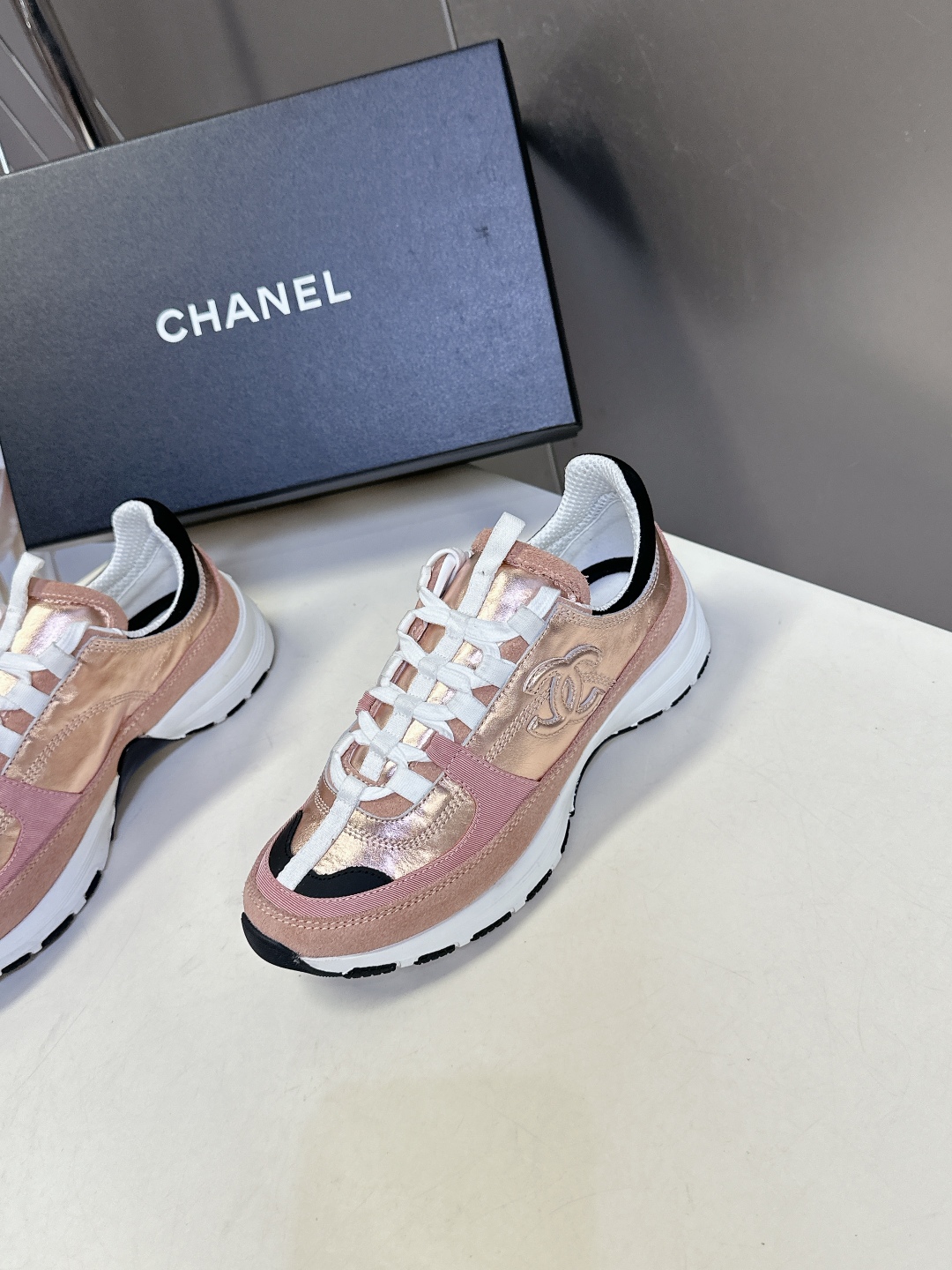  CHANEL香奈儿25A最新款休闲 运动鞋
    超多明星时尚博主种草 超级推荐这一季的运动鞋真的绝