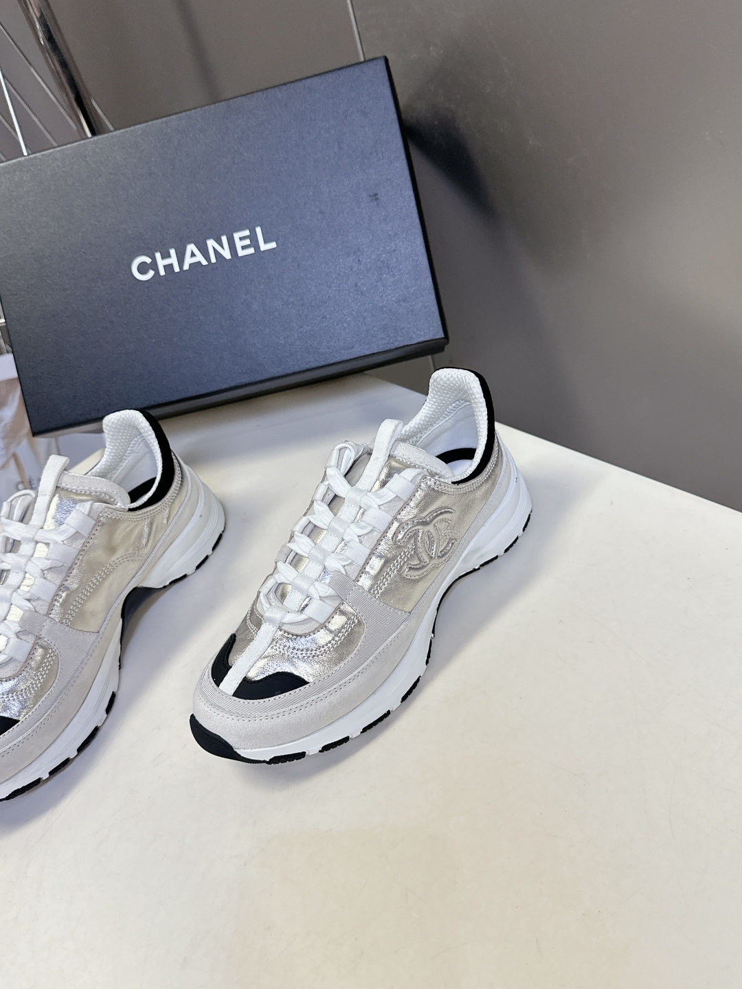  CHANEL香奈儿25A最新款休闲 运动鞋
    超多明星时尚博主种草 超级推荐这一季的运动鞋真的绝