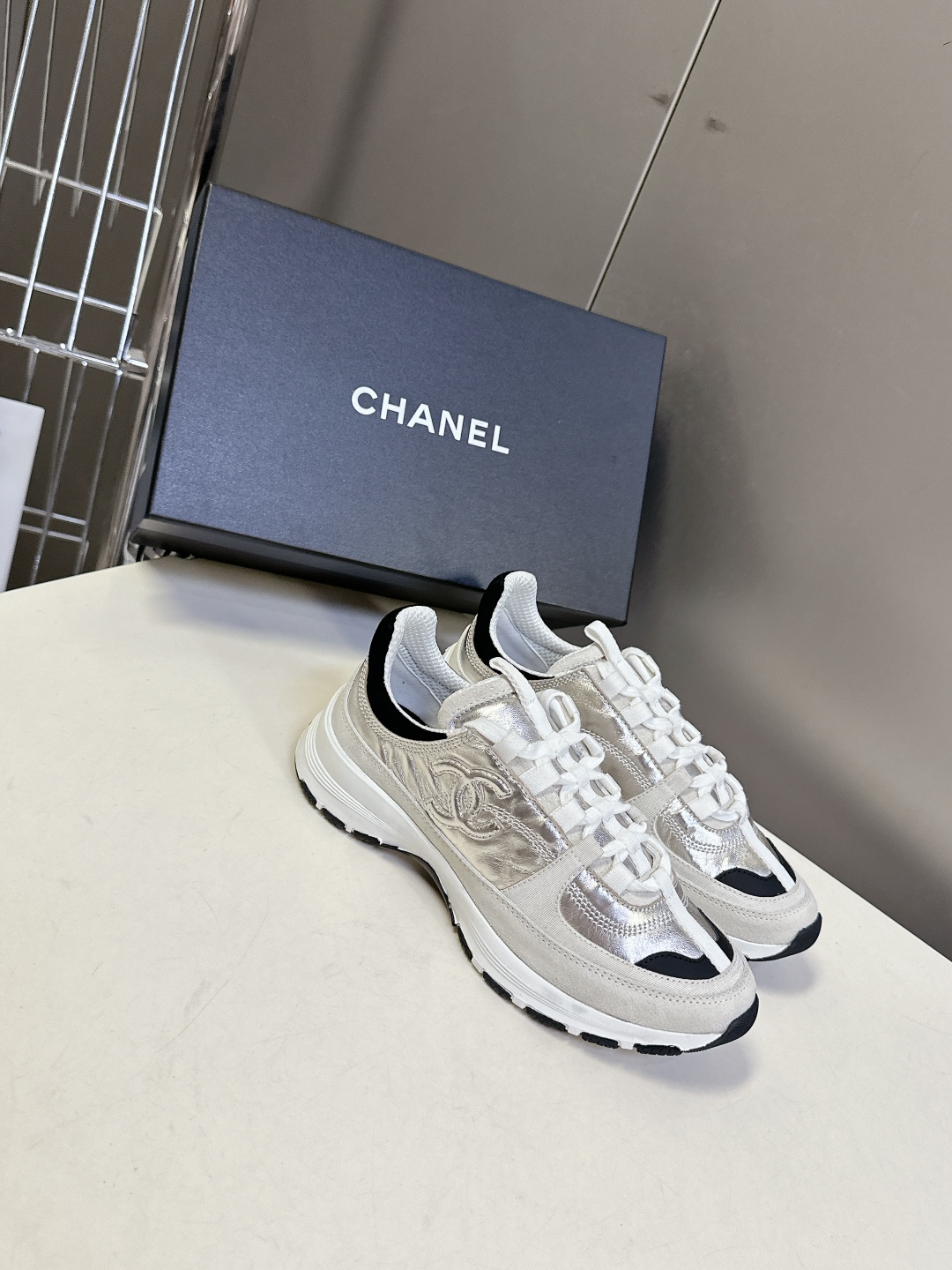  CHANEL香奈儿25A最新款休闲 运动鞋
    超多明星时尚博主种草 超级推荐这一季的运动鞋真的绝