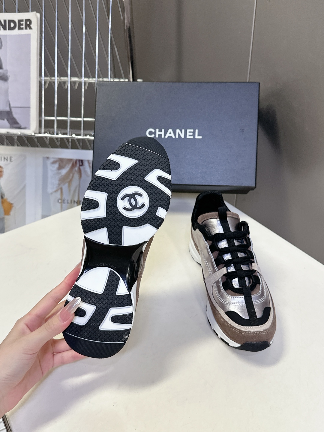  CHANEL香奈儿25A最新款休闲 运动鞋
    超多明星时尚博主种草 超级推荐这一季的运动鞋真的绝