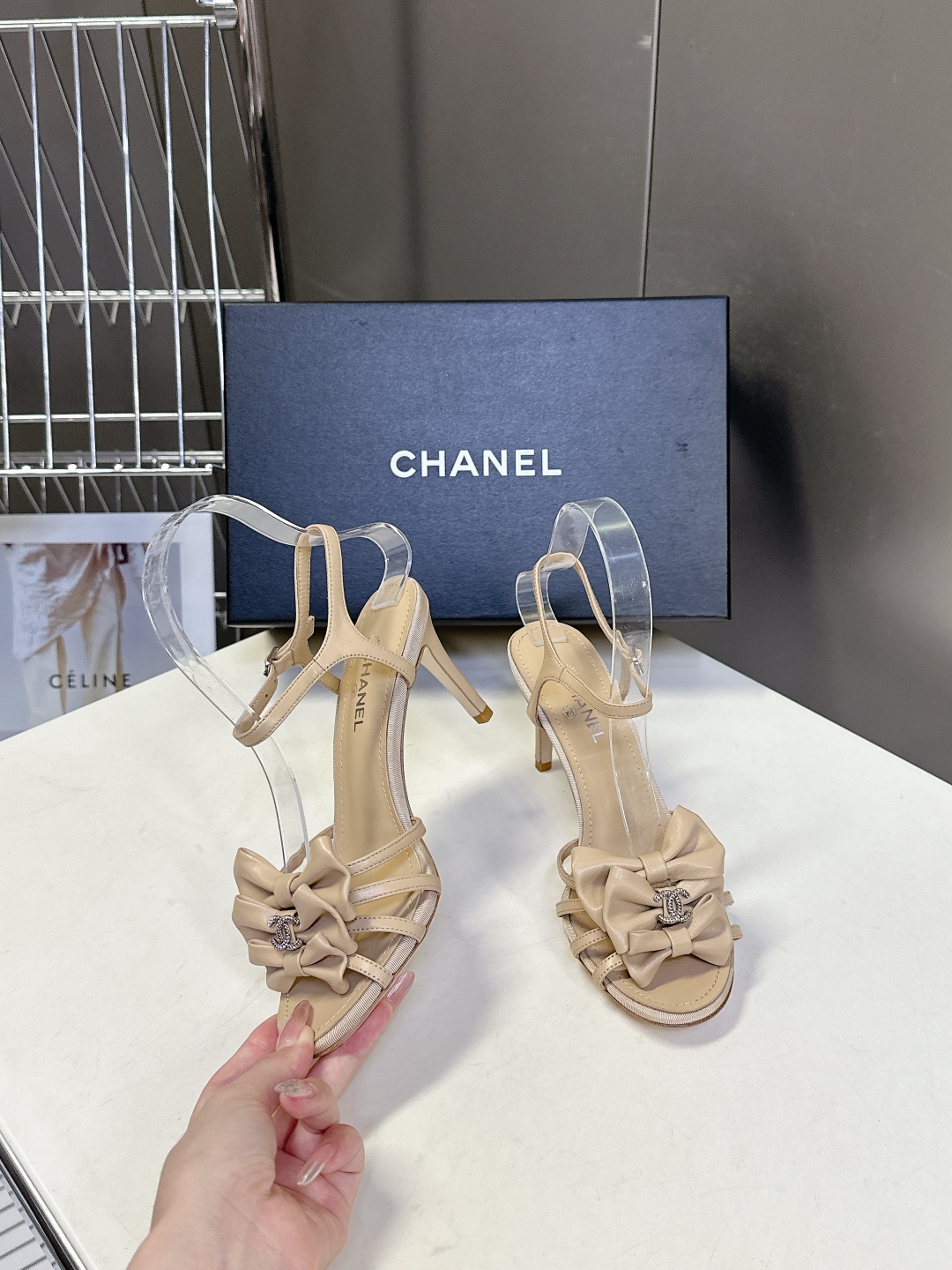  香奈儿CHANEL春夏最新款高跟时装鞋
      超多网红时尚博主种草 高级感舒适，配女神们的半身裙