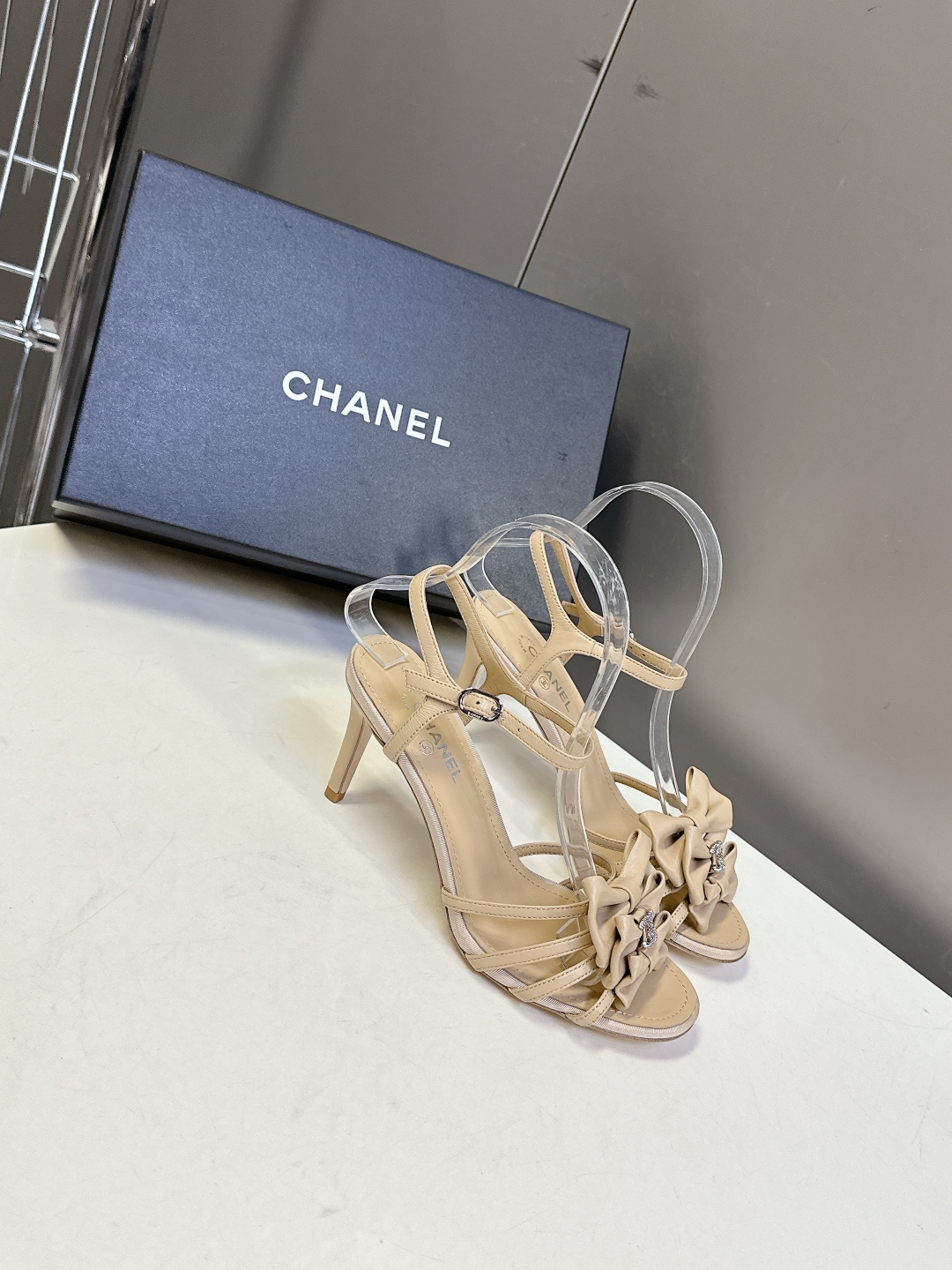  香奈儿CHANEL春夏最新款高跟时装鞋
      超多网红时尚博主种草 高级感舒适，配女神们的半身裙