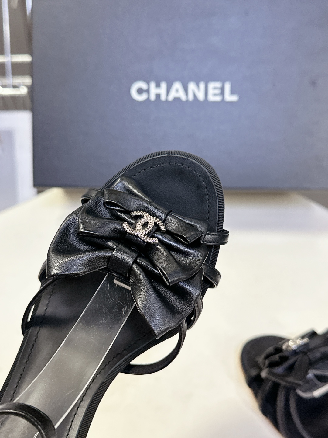 香奈儿CHANEL春夏最新款高跟时装鞋
      超多网红时尚博主种草 高级感舒适，配女神们的半身裙