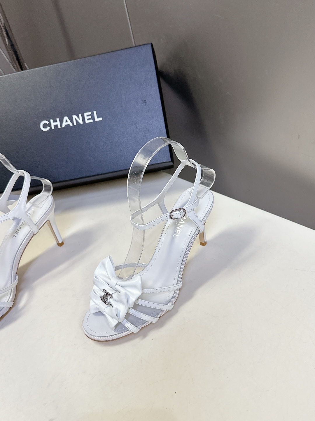  香奈儿CHANEL春夏最新款高跟时装鞋
      超多网红时尚博主种草 高级感舒适，配女神们的半身裙