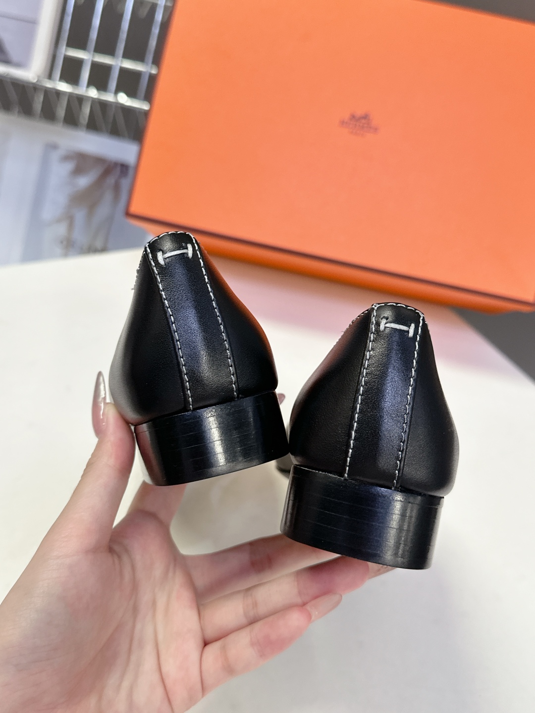  Hermes爱马仕春夏最新单鞋 柜柜超难配货 经典的圆头版型 简约大气的设计 没有任何复杂的装饰 妥妥