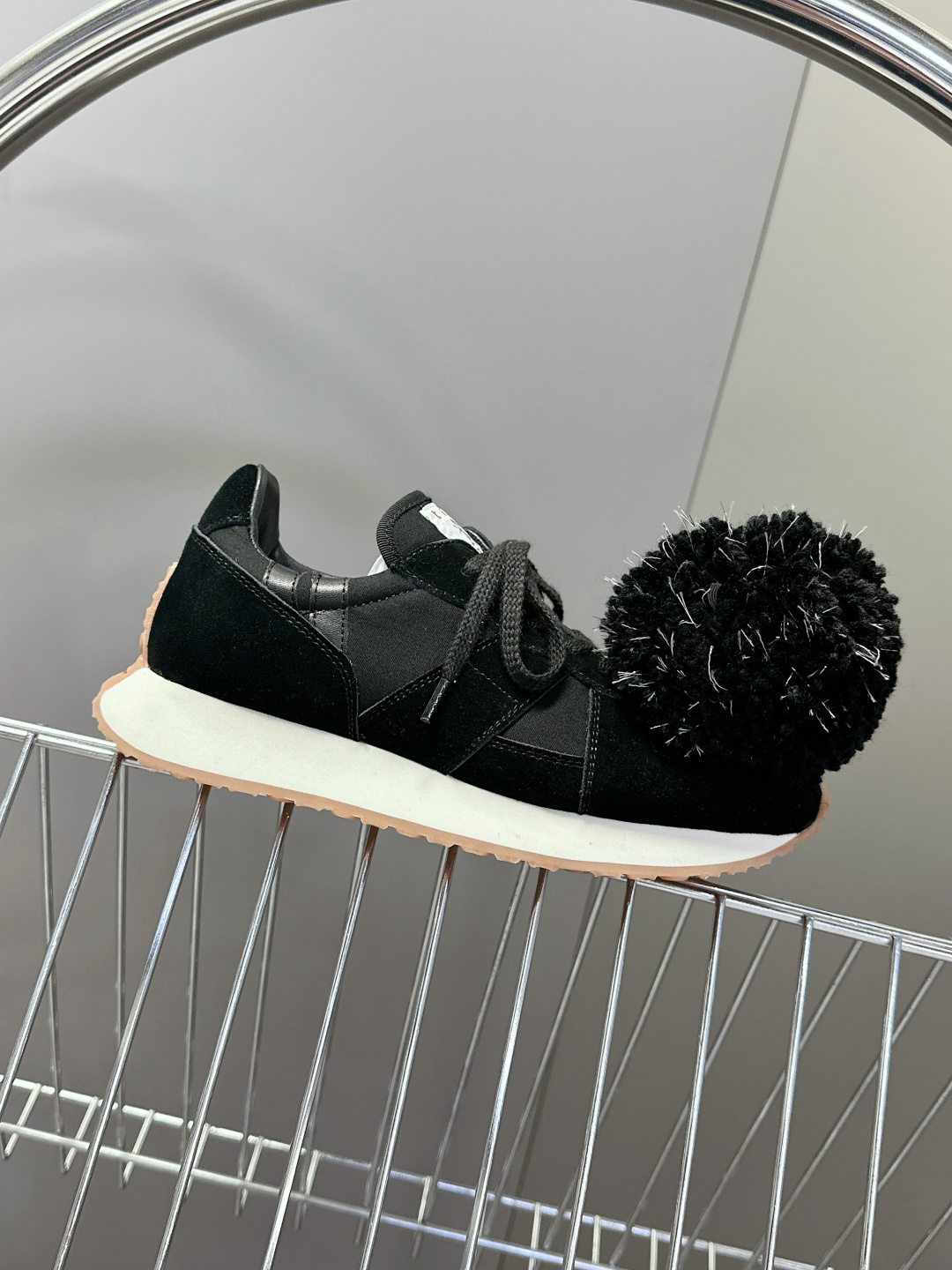  川久保玲CDG 副线品牌最新春夏款 运动鞋 阿甘鞋
  秀款出镜率最高的单品 鞋面是麂皮的设计，有点m