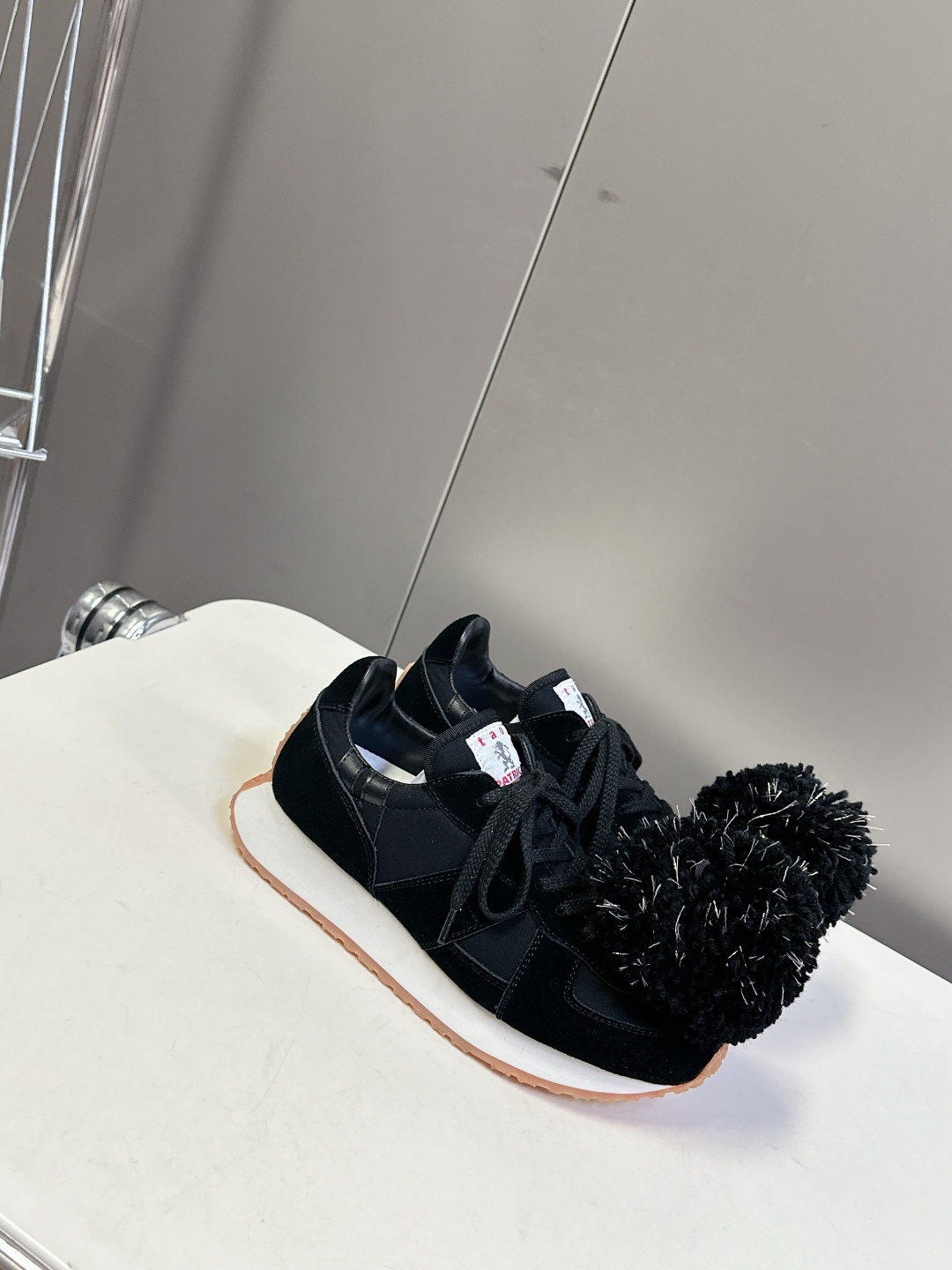  川久保玲CDG 副线品牌最新春夏款 运动鞋 阿甘鞋
  秀款出镜率最高的单品 鞋面是麂皮的设计，有点m