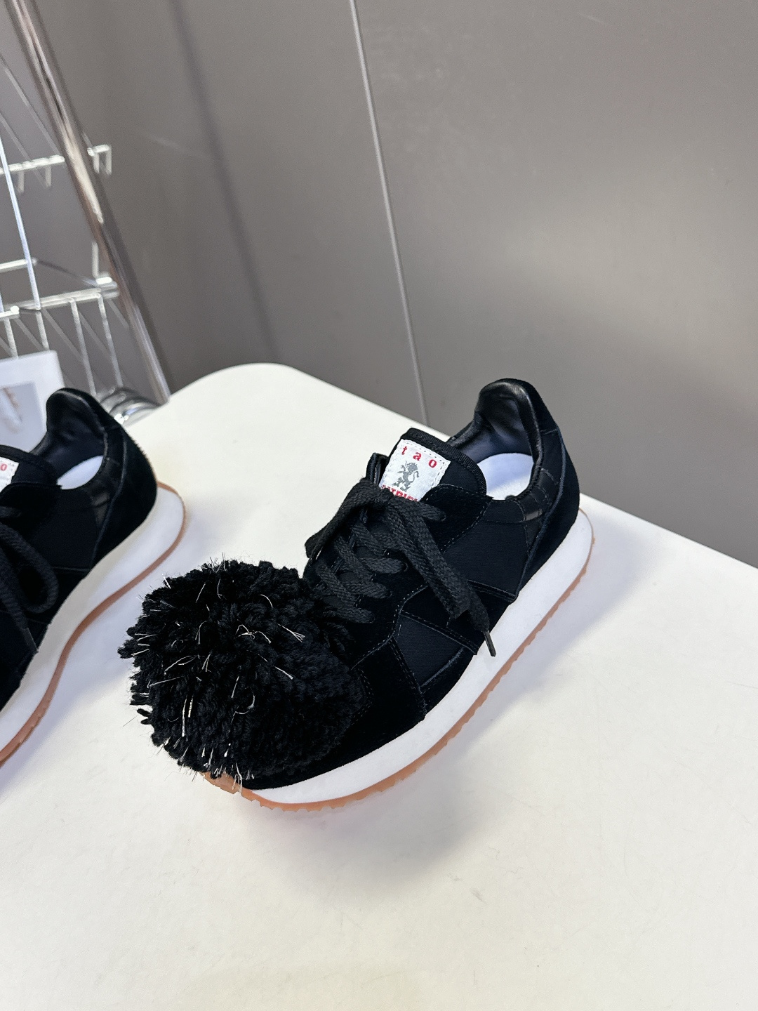  川久保玲CDG 副线品牌最新春夏款 运动鞋 阿甘鞋
  秀款出镜率最高的单品 鞋面是麂皮的设计，有点m