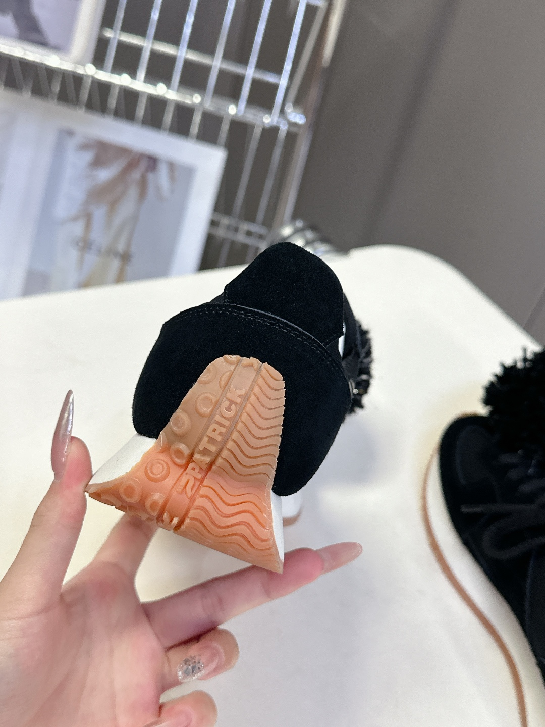  川久保玲CDG 副线品牌最新春夏款 运动鞋 阿甘鞋
  秀款出镜率最高的单品 鞋面是麂皮的设计，有点m