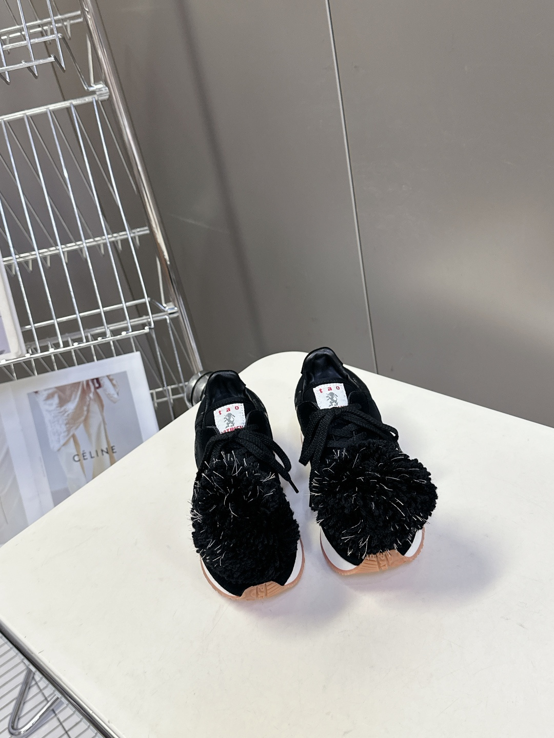  川久保玲CDG 副线品牌最新春夏款 运动鞋 阿甘鞋
  秀款出镜率最高的单品 鞋面是麂皮的设计，有点m