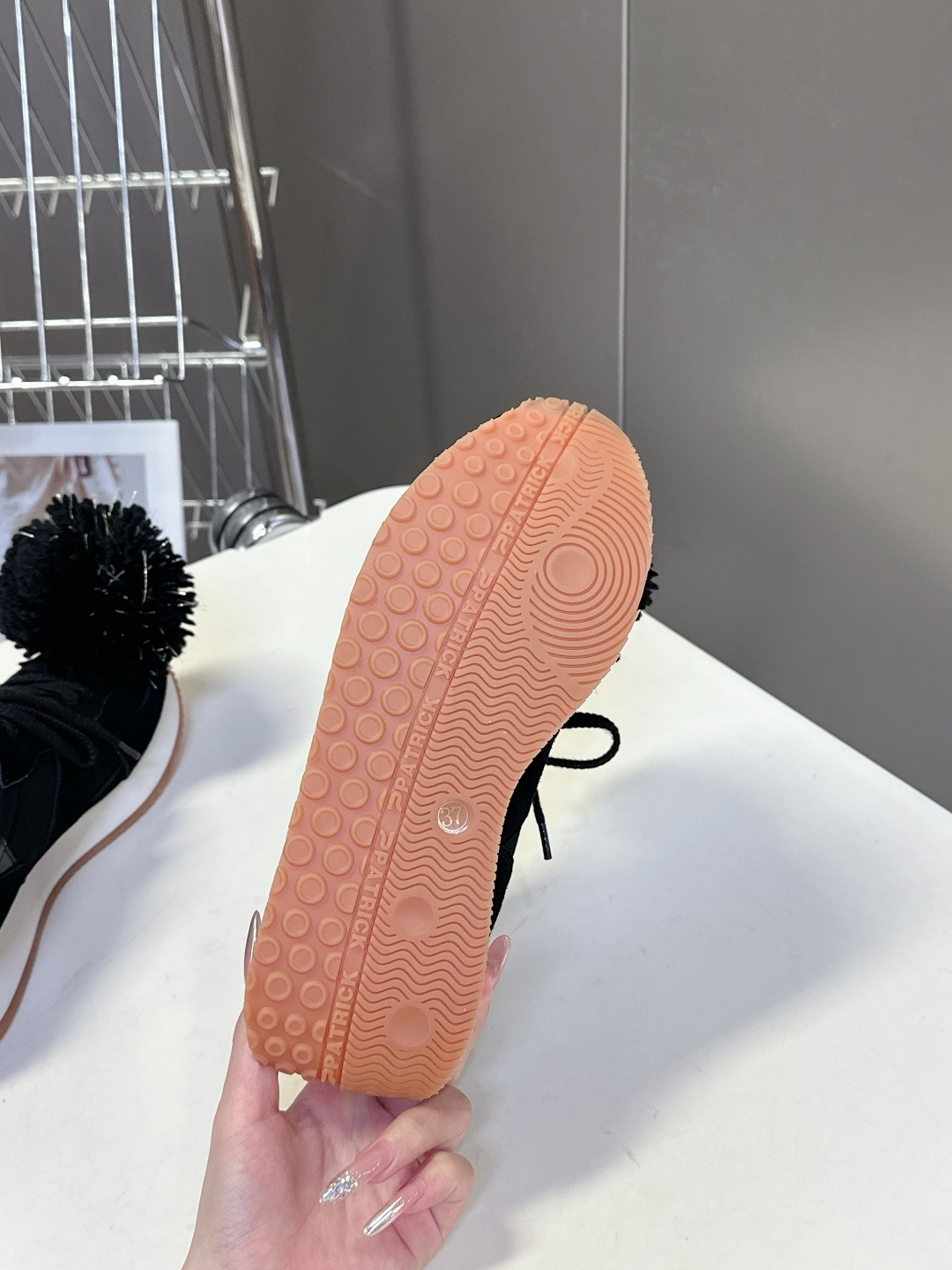  川久保玲CDG 副线品牌最新春夏款 运动鞋 阿甘鞋
  秀款出镜率最高的单品 鞋面是麂皮的设计，有点m