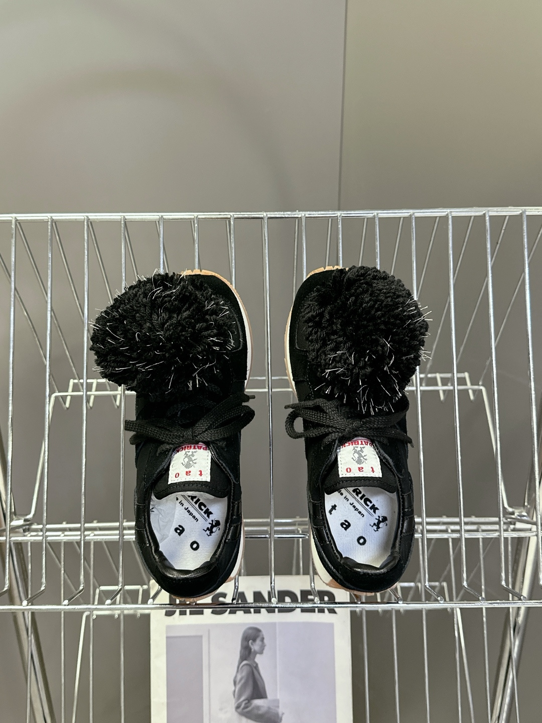  川久保玲CDG 副线品牌最新春夏款 运动鞋 阿甘鞋
  秀款出镜率最高的单品 鞋面是麂皮的设计，有点m