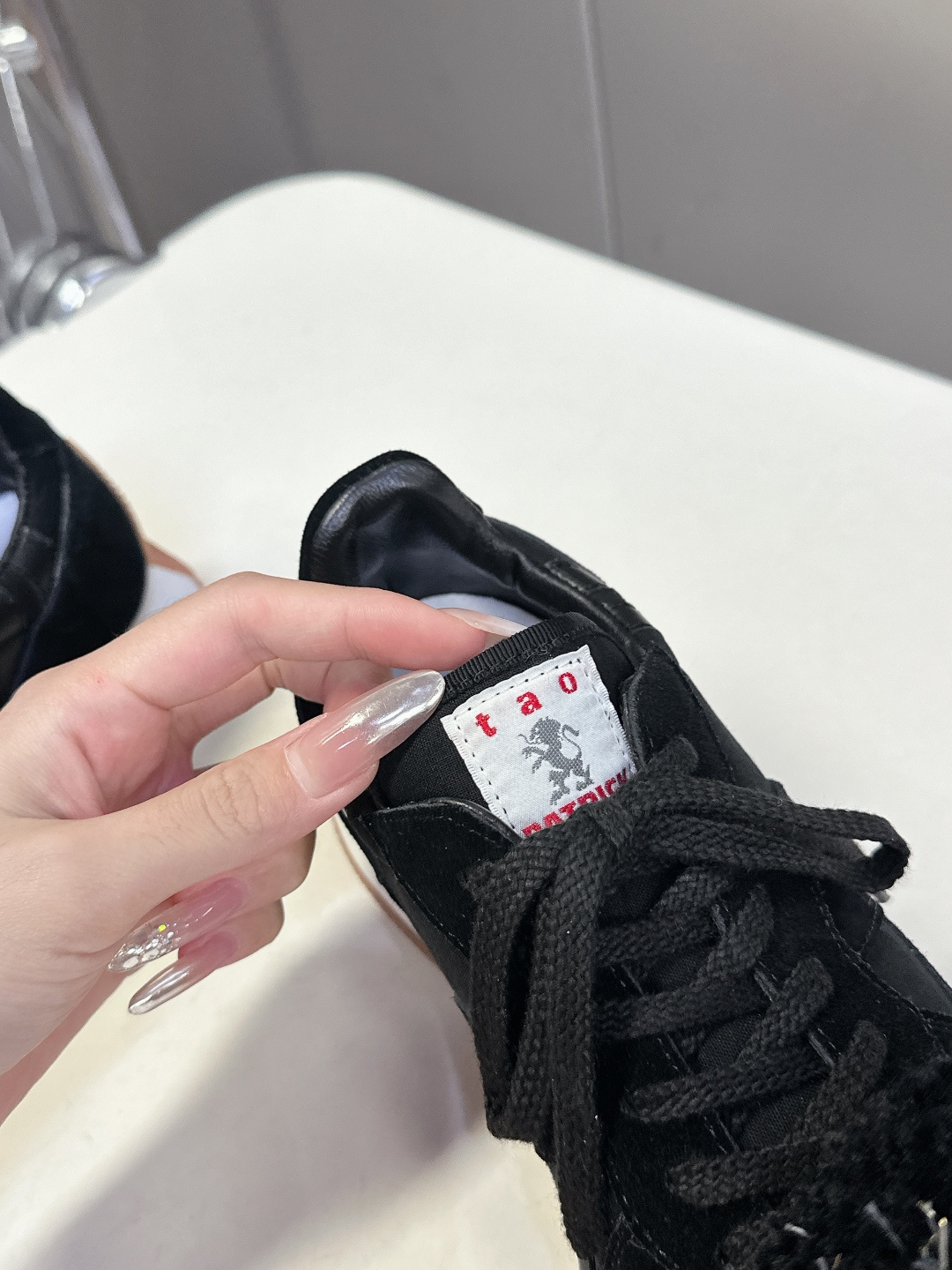  川久保玲CDG 副线品牌最新春夏款 运动鞋 阿甘鞋
  秀款出镜率最高的单品 鞋面是麂皮的设计，有点m