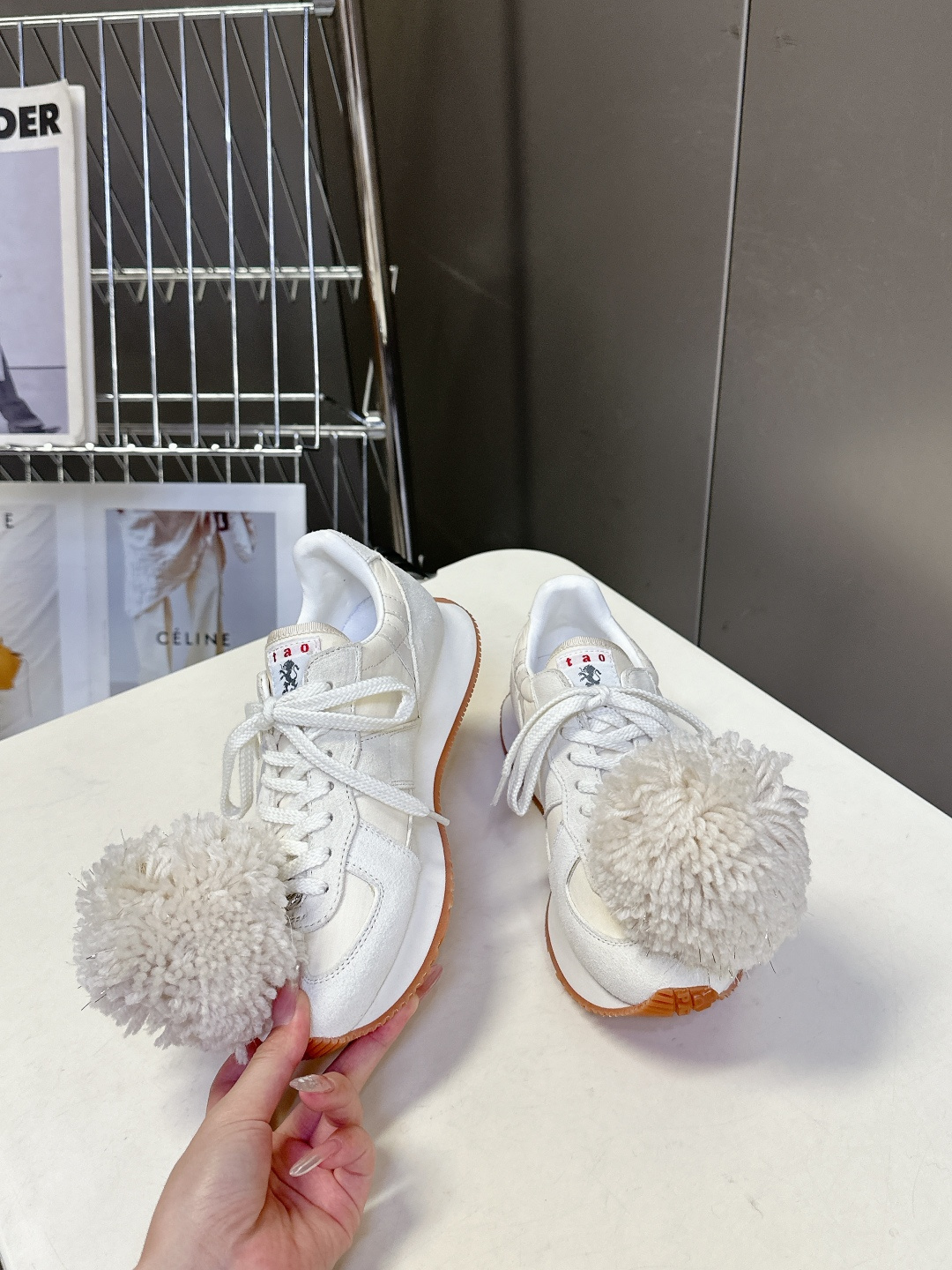  川久保玲CDG 副线品牌最新春夏款 运动鞋 阿甘鞋
  秀款出镜率最高的单品 鞋面是麂皮的设计，有点m