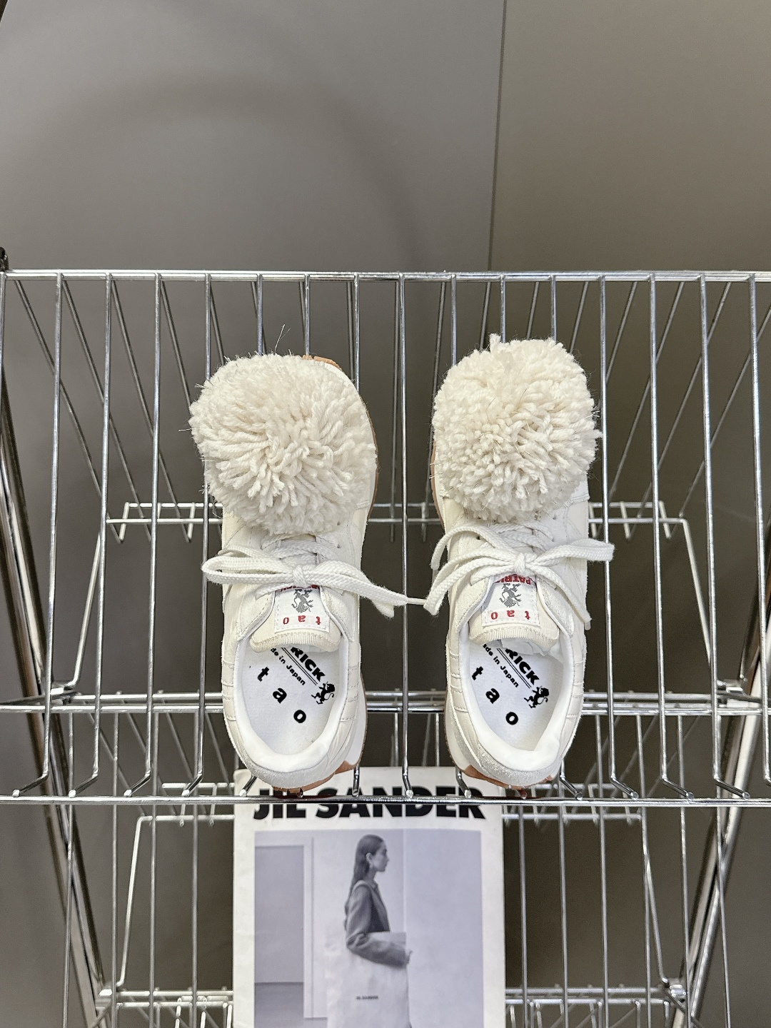  川久保玲CDG 副线品牌最新春夏款 运动鞋 阿甘鞋
  秀款出镜率最高的单品 鞋面是麂皮的设计，有点m