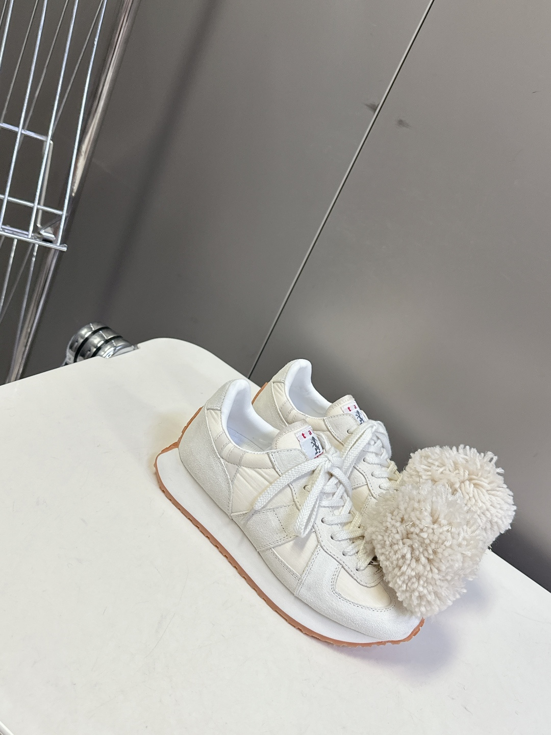  川久保玲CDG 副线品牌最新春夏款 运动鞋 阿甘鞋
  秀款出镜率最高的单品 鞋面是麂皮的设计，有点m