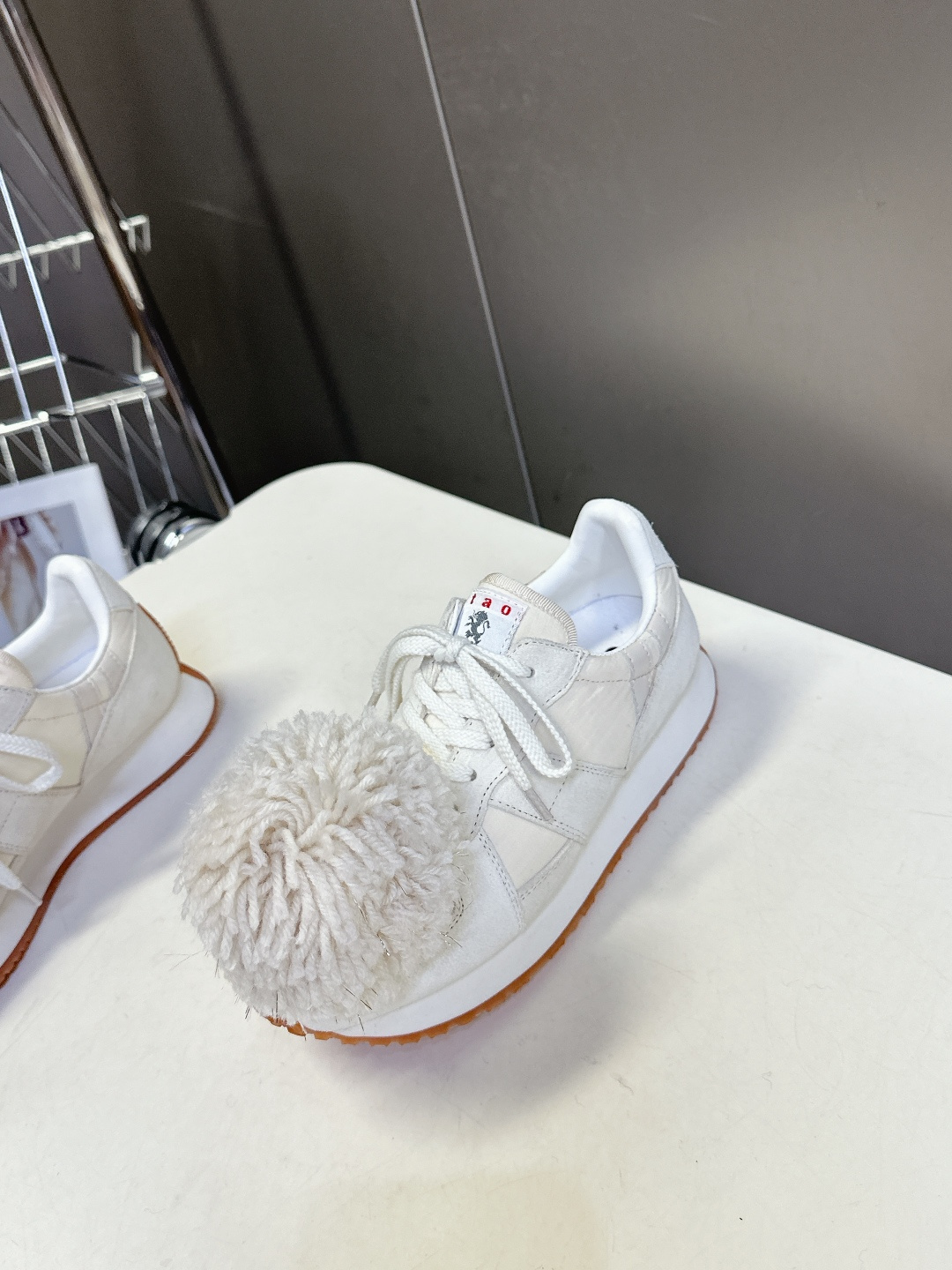  川久保玲CDG 副线品牌最新春夏款 运动鞋 阿甘鞋
  秀款出镜率最高的单品 鞋面是麂皮的设计，有点m