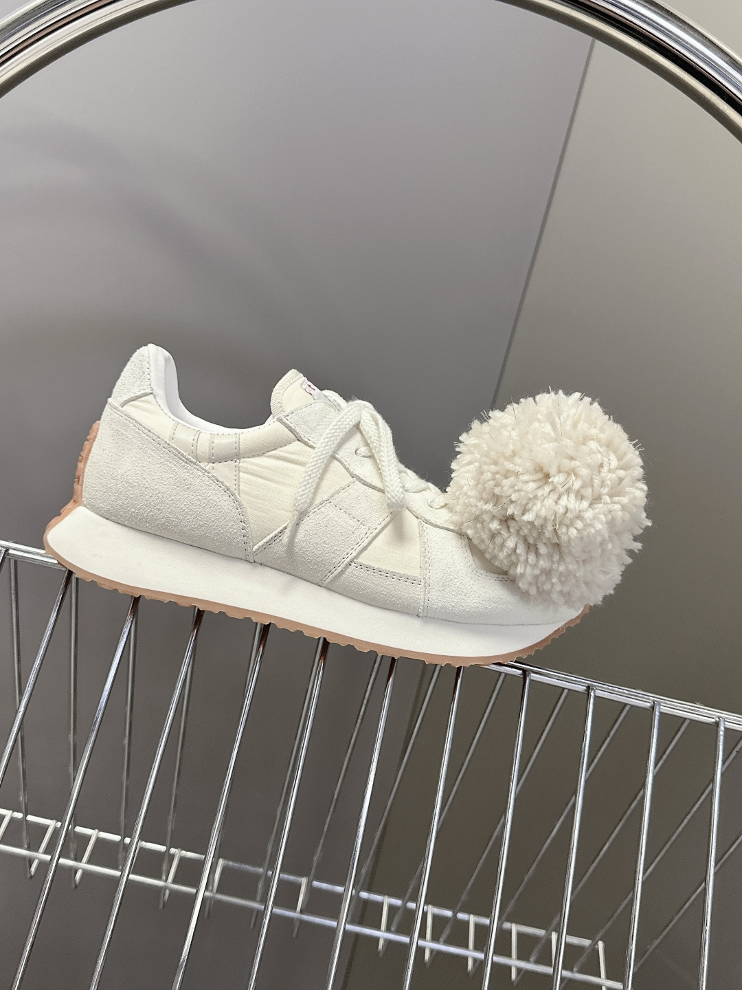  川久保玲CDG 副线品牌最新春夏款 运动鞋 阿甘鞋
  秀款出镜率最高的单品 鞋面是麂皮的设计，有点m